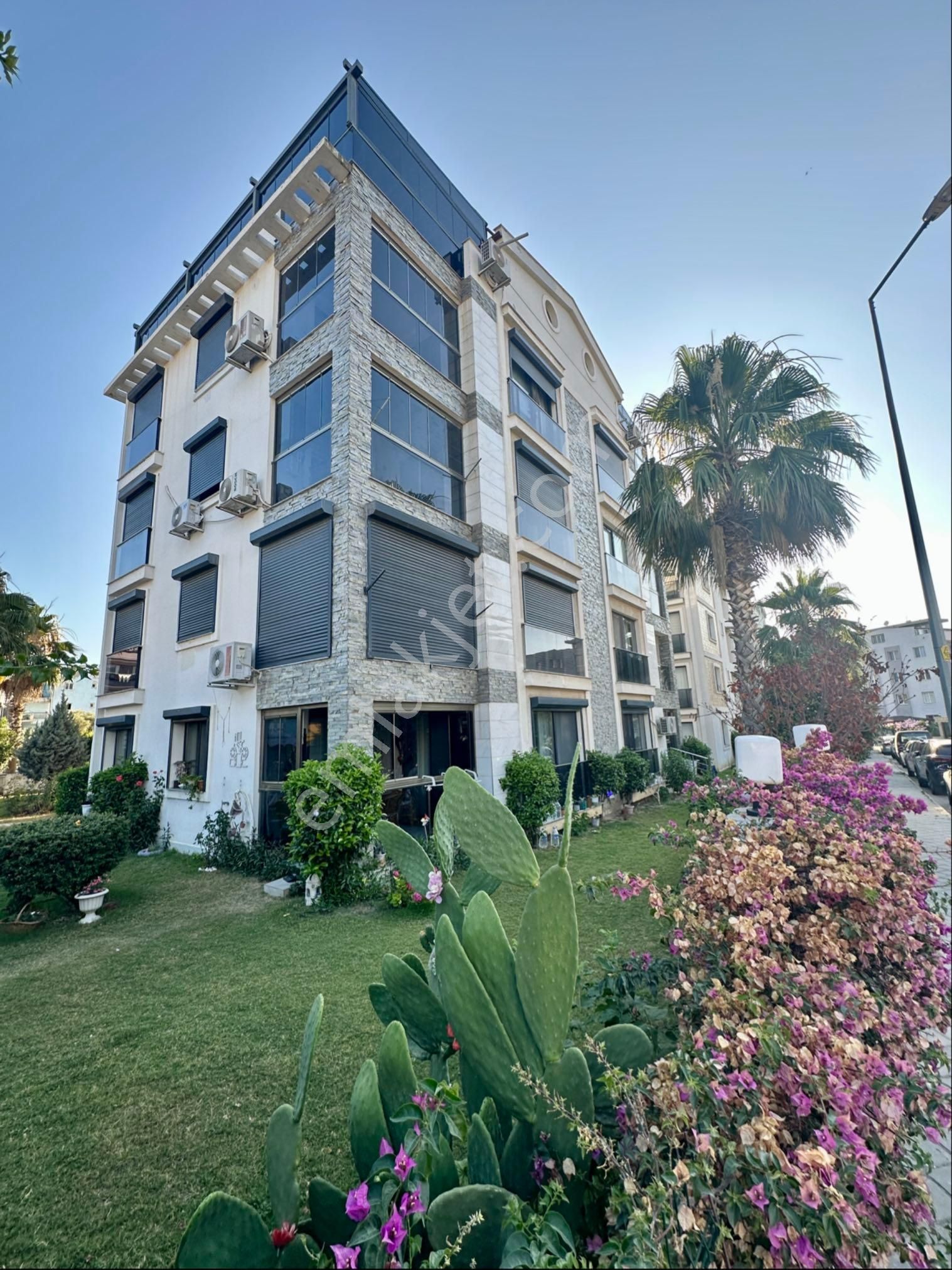 Kuşadası Davutlar Merkezde 4+1 Ful Eşyalı Dubleks Daire