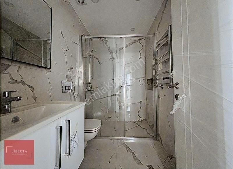 Caddebostan Sahil'de Sıfır Bina,ön Cephe, Balkonlu,e.banyolu 3+1
