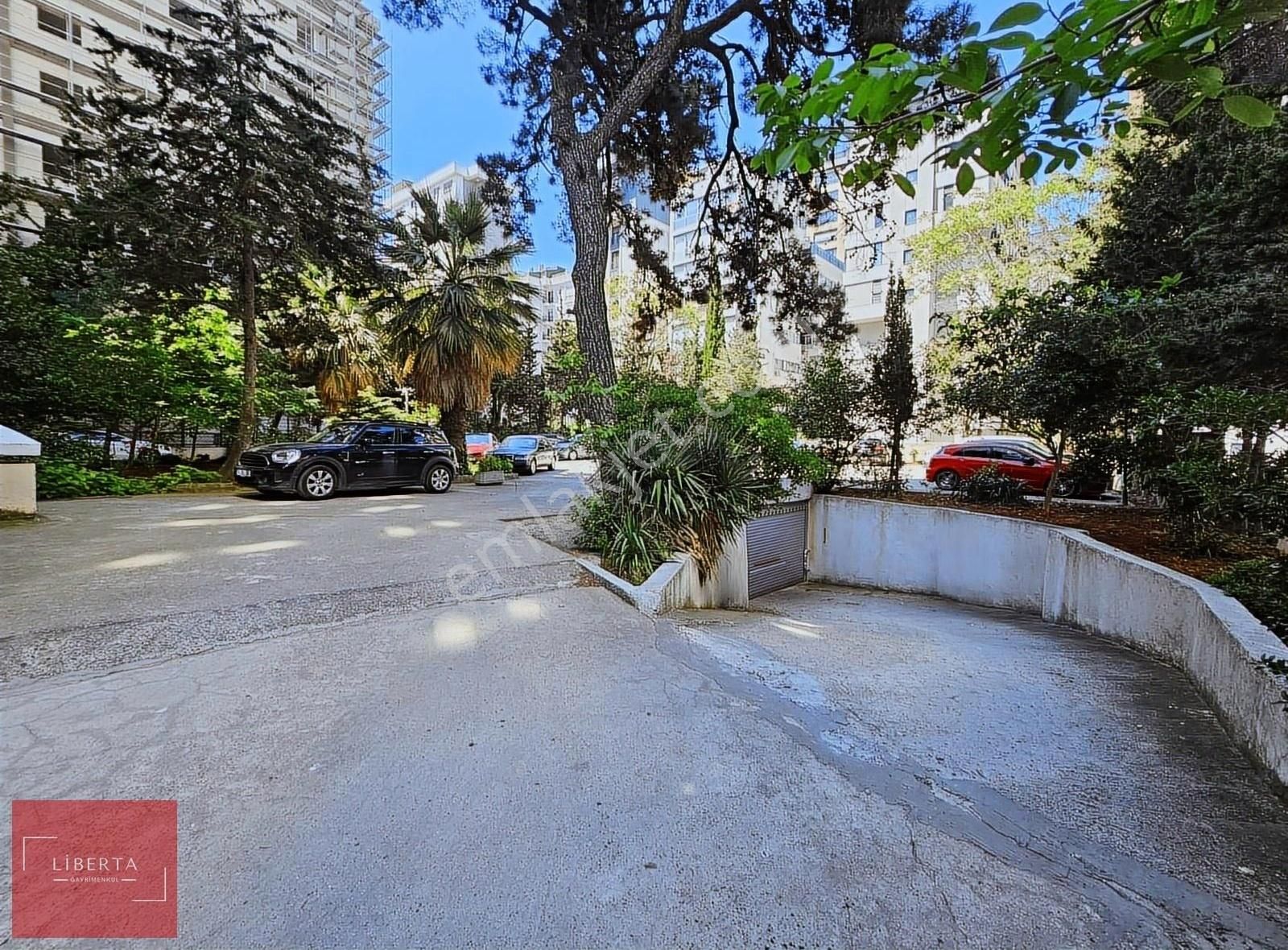 Caddebostan Sahilinde, Leb-i Derya Manzaralı Lüks 4+1 Daire