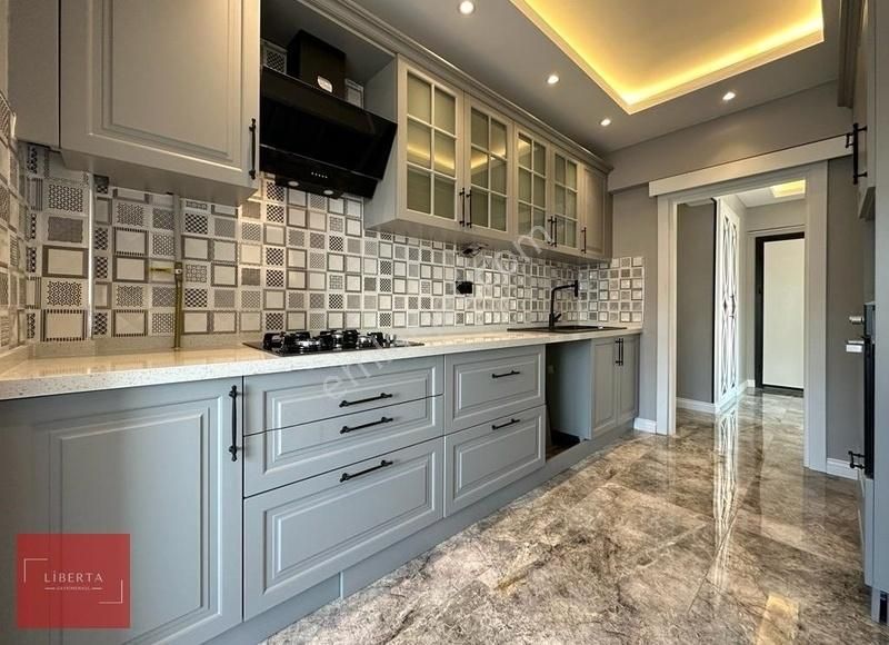 Bostancı'da Mimari Dekorlu,2000 Yapımı,şömineli,boş 145m²net 4+1