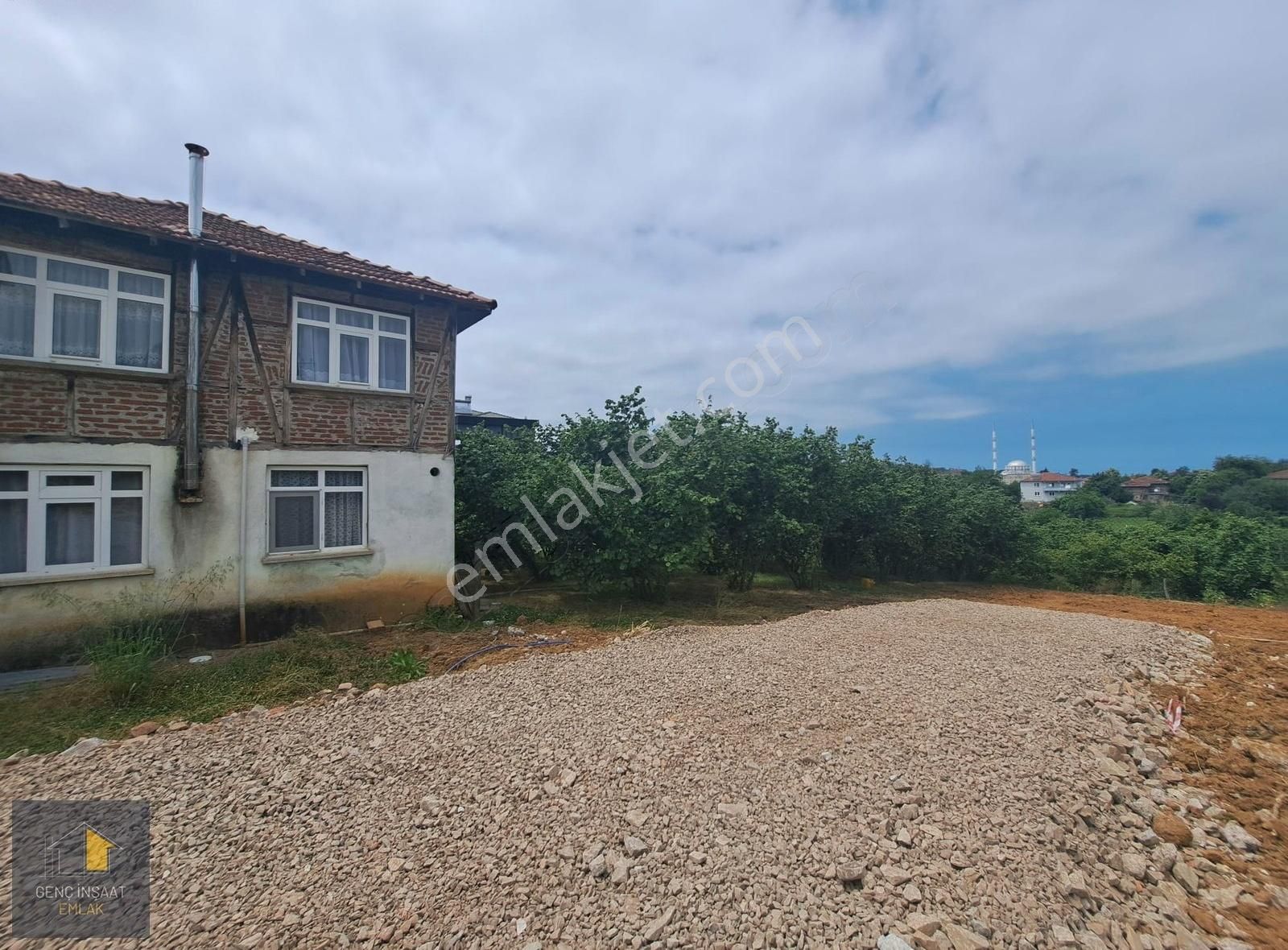 Gümüşoluk'ta Asfalt Yol Üzerinde 600 M² Arsa İçinde Müstakil Ev