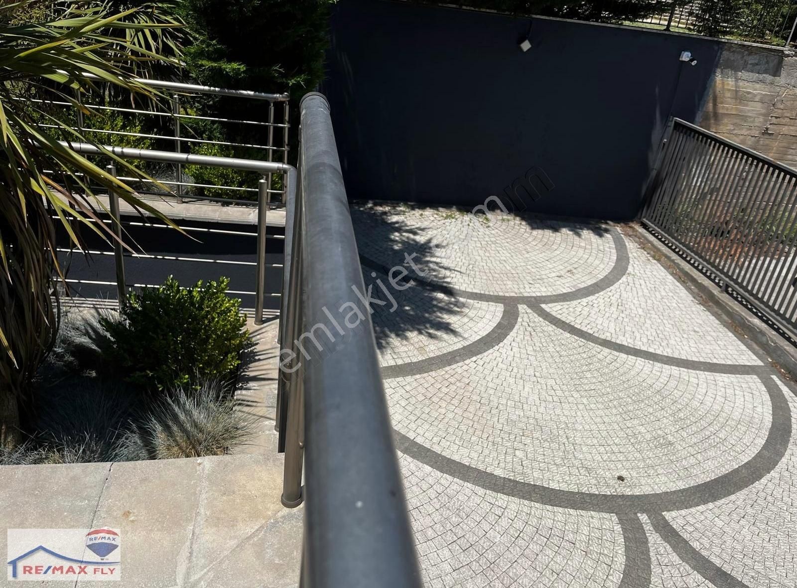 Zekeriyaköy Merkezde Geniş Bahçeli 3+2 Kiralık Villa