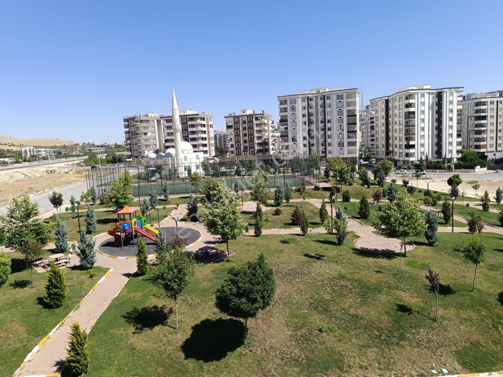 Kültür Emlaktan Karaköprü Güllübağ'da 50 Metre Yolunda Önü Park Ferah 3+1 Geniş Daire