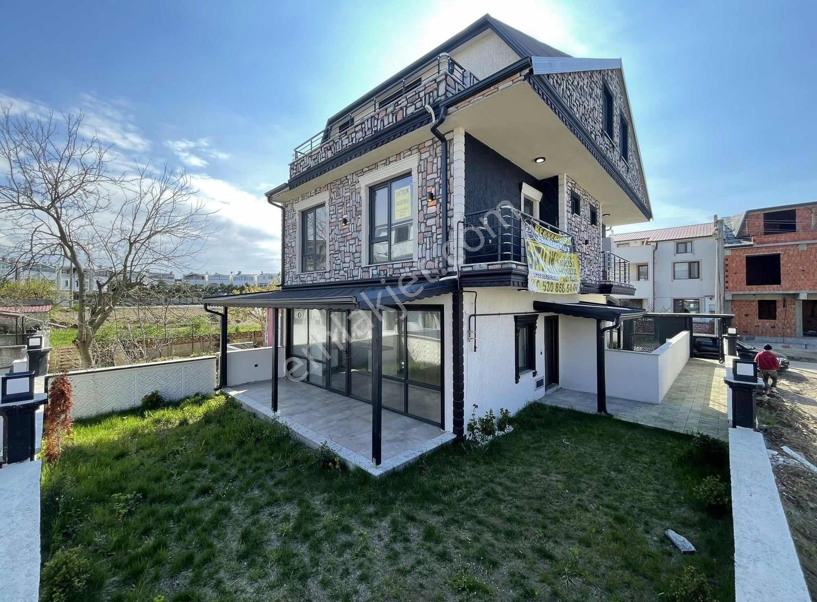 Merkezde! Denize 40 Adım! Geniş Bahçeli Premium Ultralüks Villa!