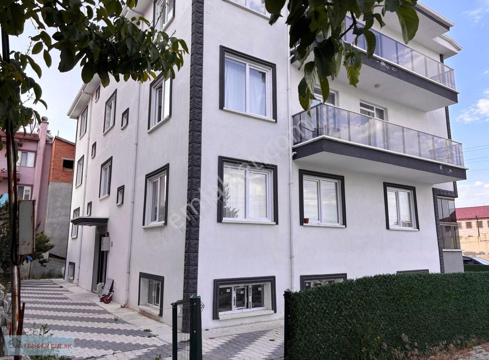 Esentepe Çok Güzel Konumda Geniş 2+1 Daireler