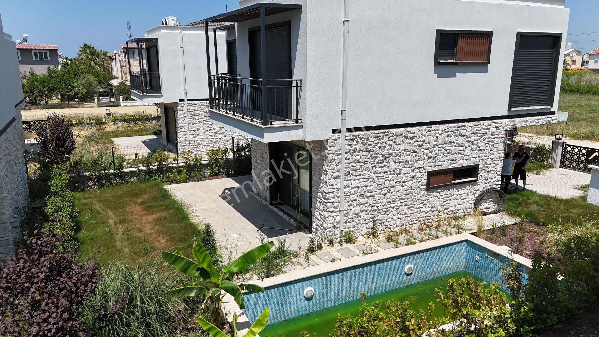 Kuşadasında Plaja Yakın Özel Havuzlu Ful Eşyalı 4+1 Tek Müstakil Villa