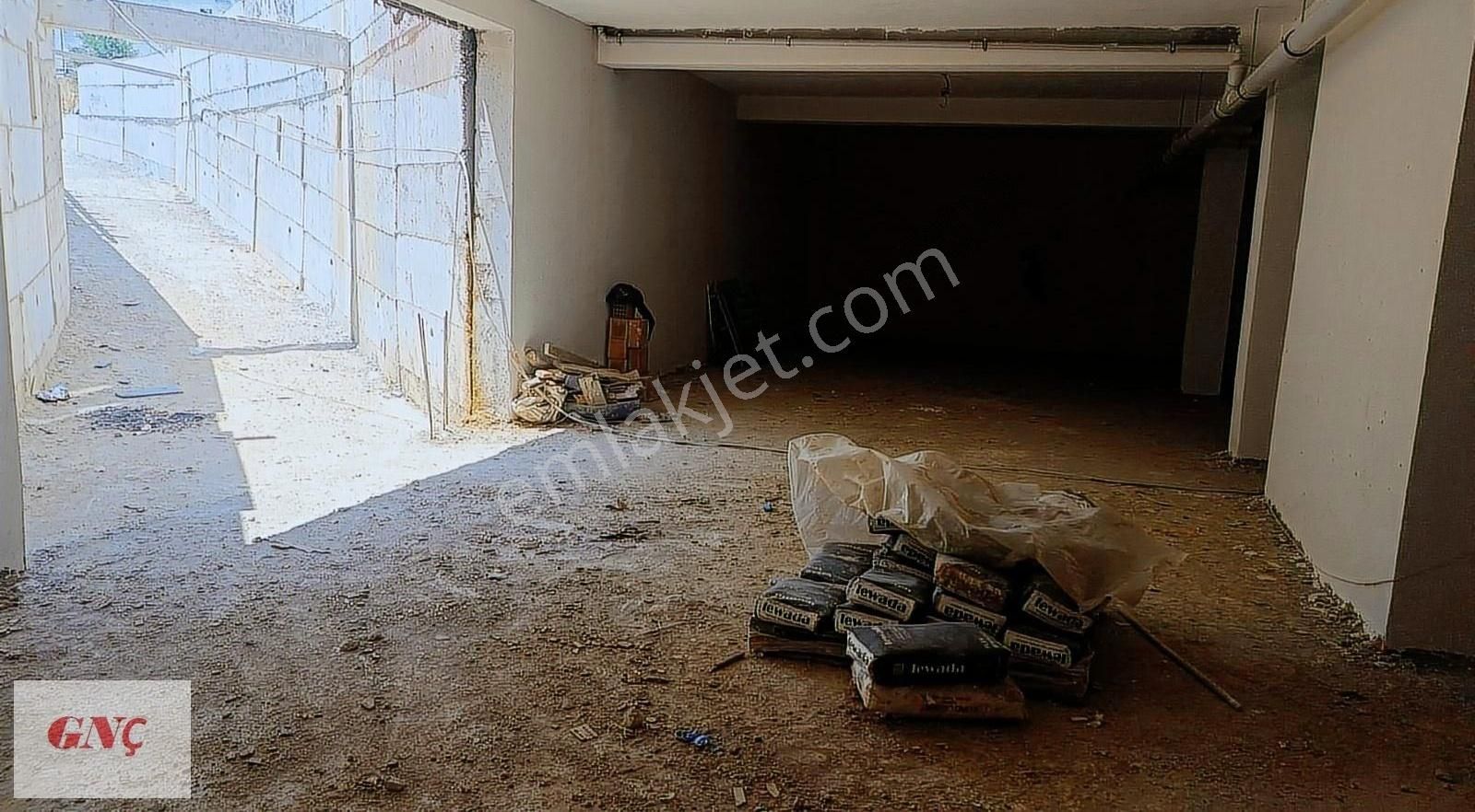 Arnavutköy De Site İçinde Kapalı Otopark Satılık Daire