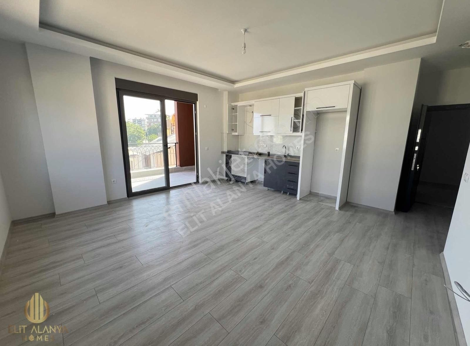 Alanya Çılaklı Da Cadde Üzeri Havuzlu Satılık 2+1 Daire