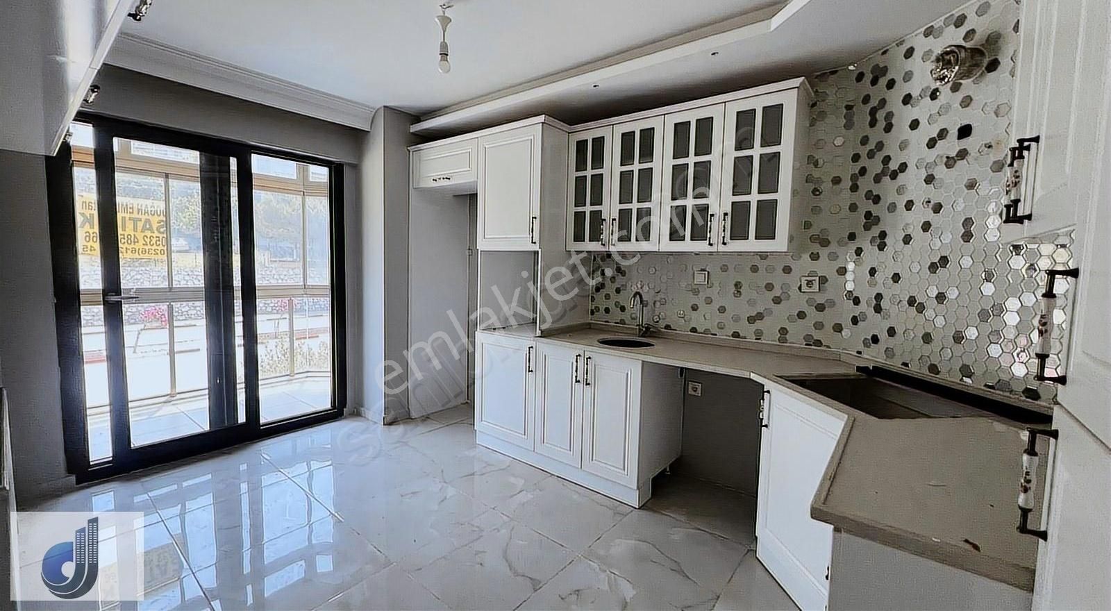 Fergöz Civarında Cadde Üzeri Satılık Daire