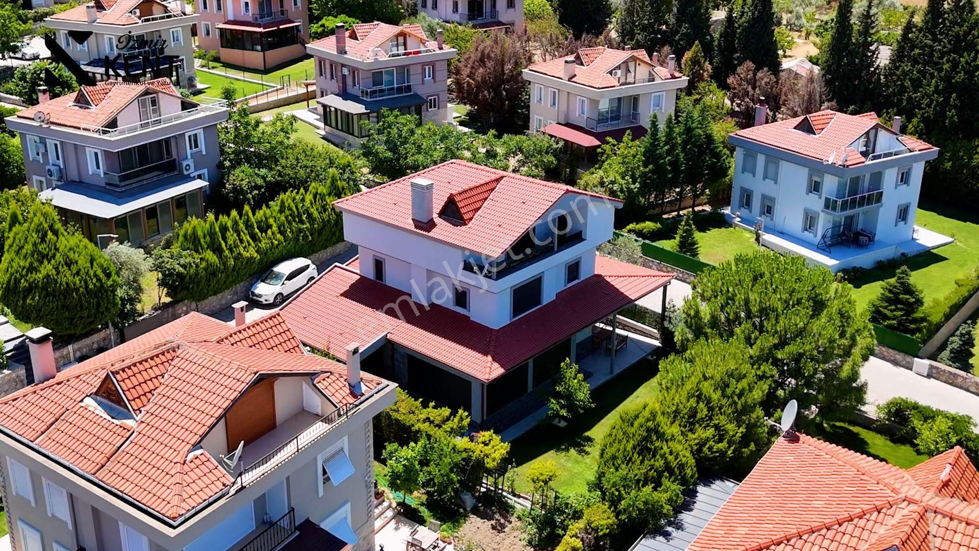 Kemalpaşa Çınar Yaşamkent Sitesi 4+1 Triplex Satılık Villa