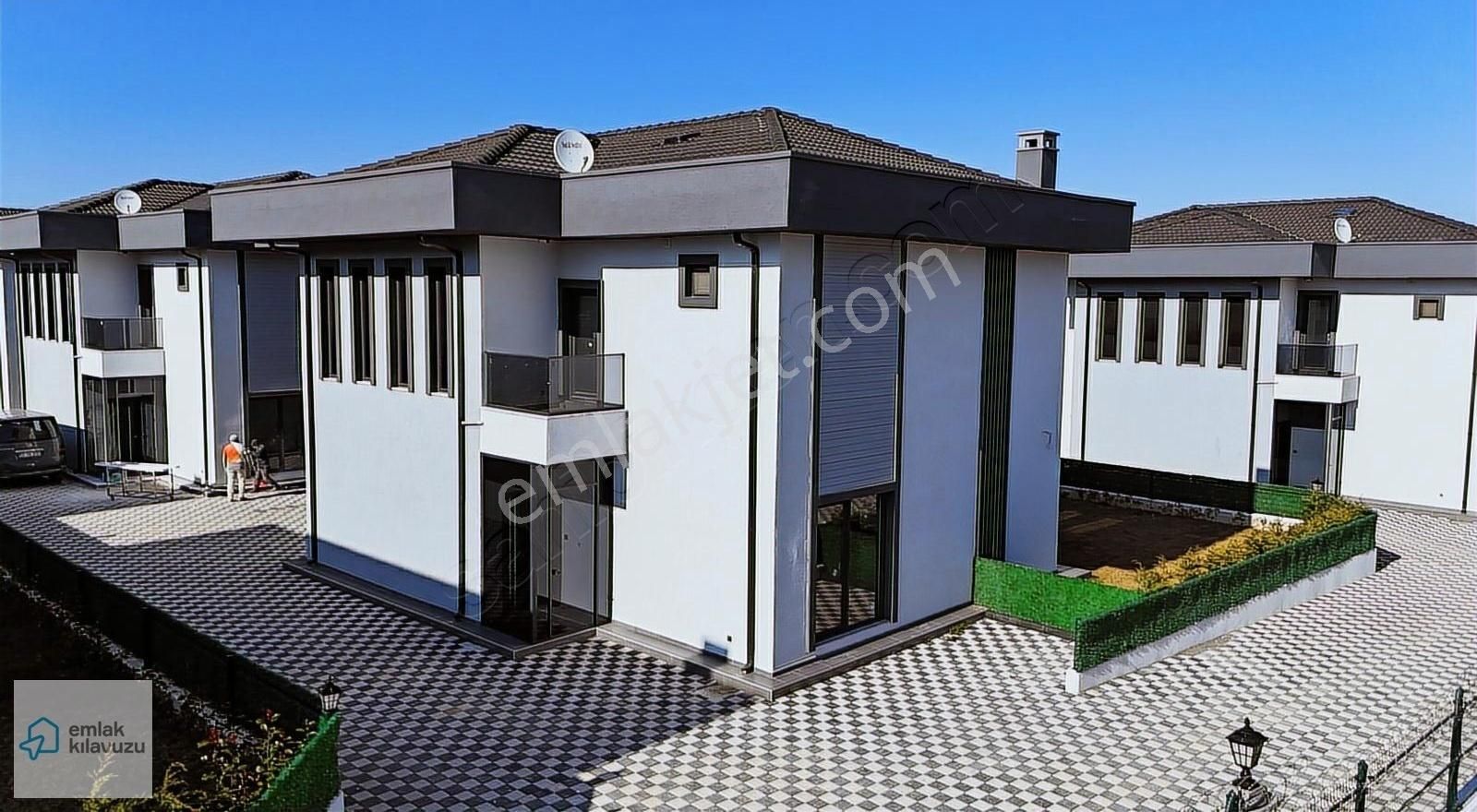 İzmit Antik Kent Villaları Sitesinde 4+1 Satılık Bahçeli Villa