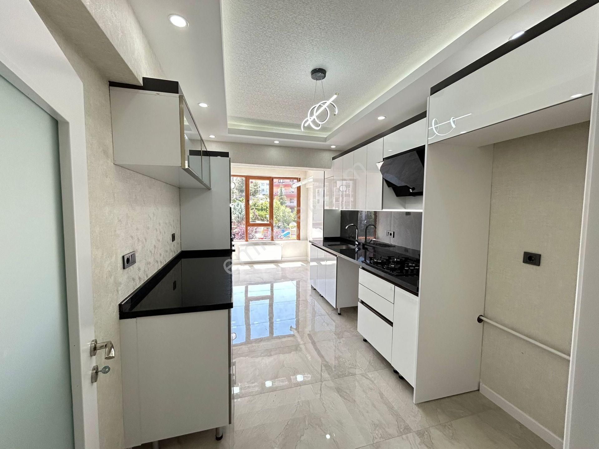 Taner'den Öveçler'de 3+1 Park Manzaralı Orta Kat Güney Doğu