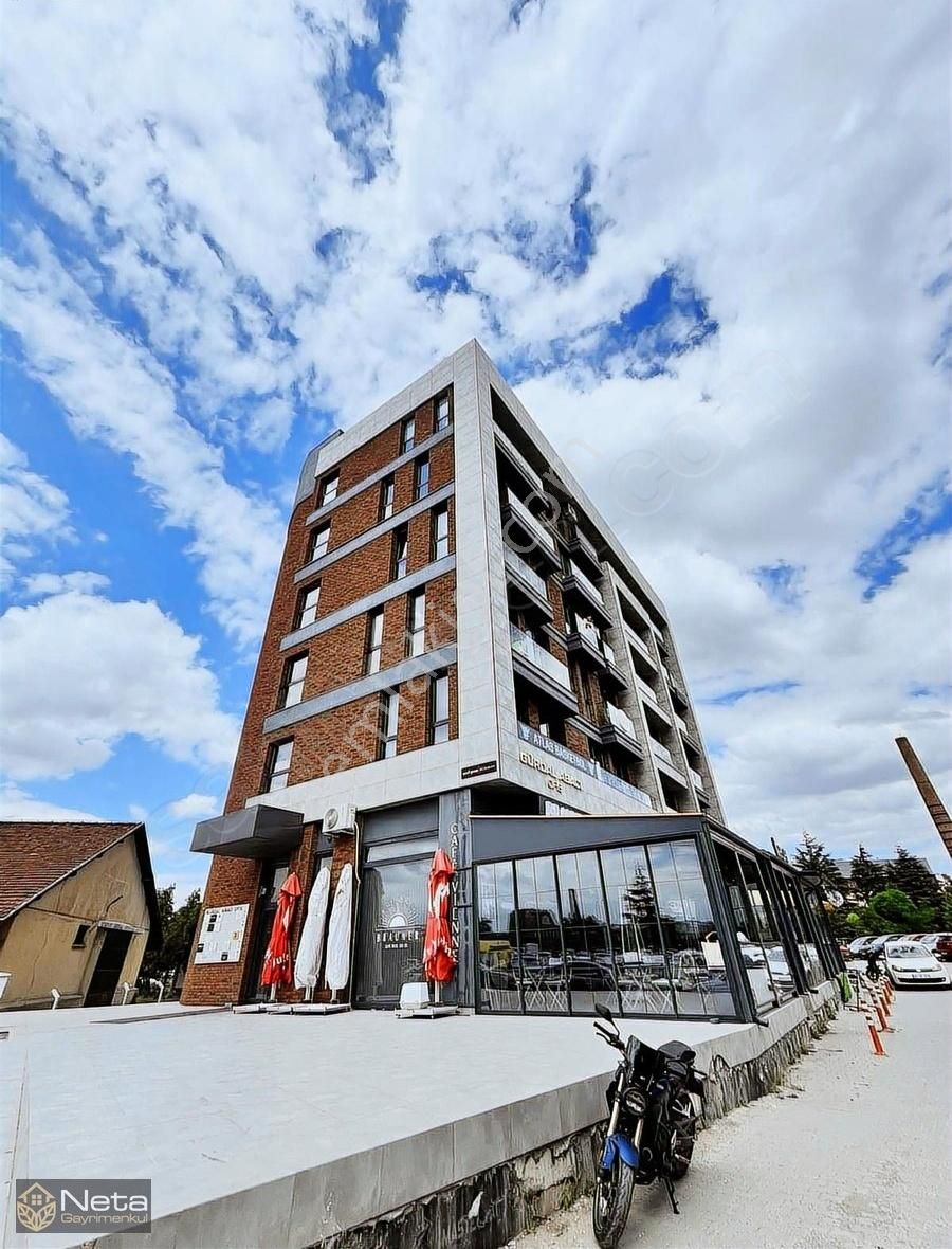 Neta'dan Abacı Ofiste Devren Kiralık Makyaj Stüdyosu