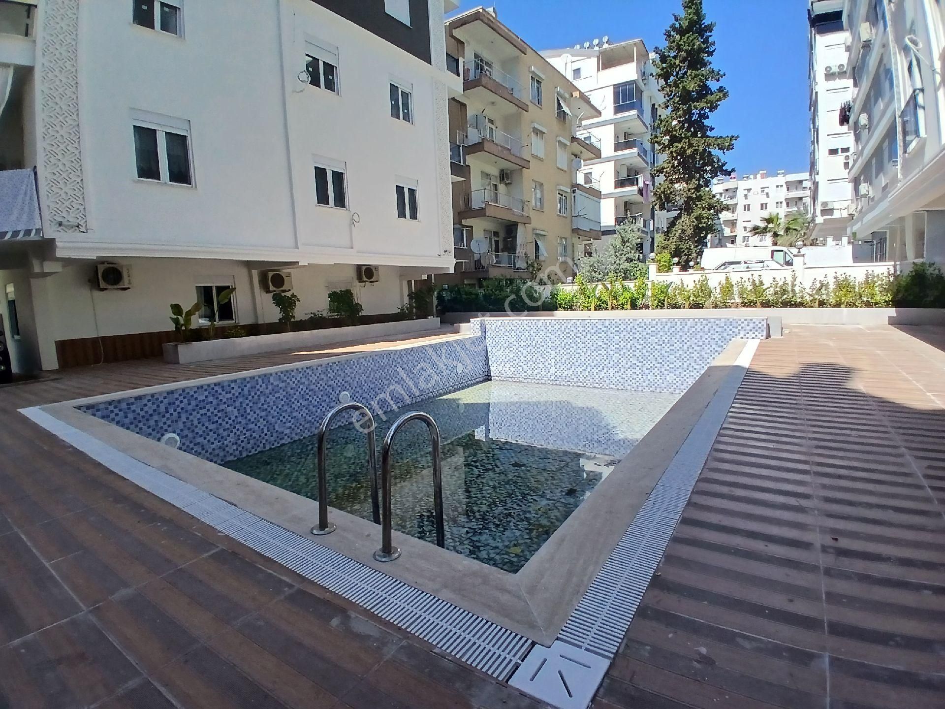 Havuzlu Sitede 3+1 Arakatta Asansorlu Site Icı Daıre
