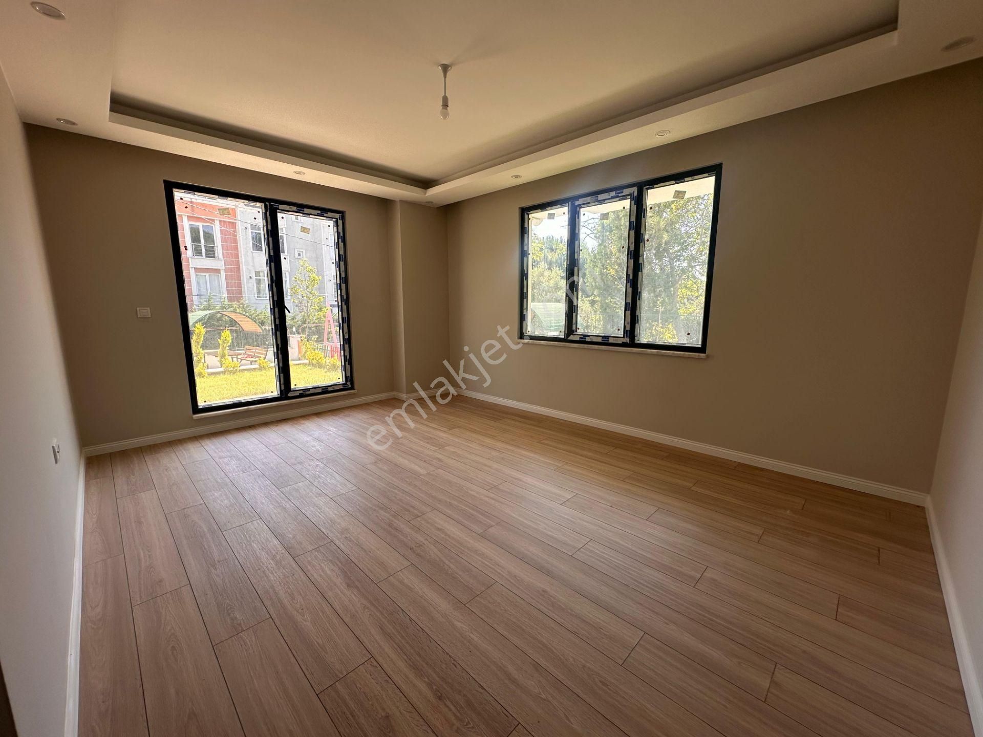 Büyükçekmece Celaliye Mahallesinde Teraslı Ve Bahçe Kullanımlı 2+1 Daire! - Görsel 11
