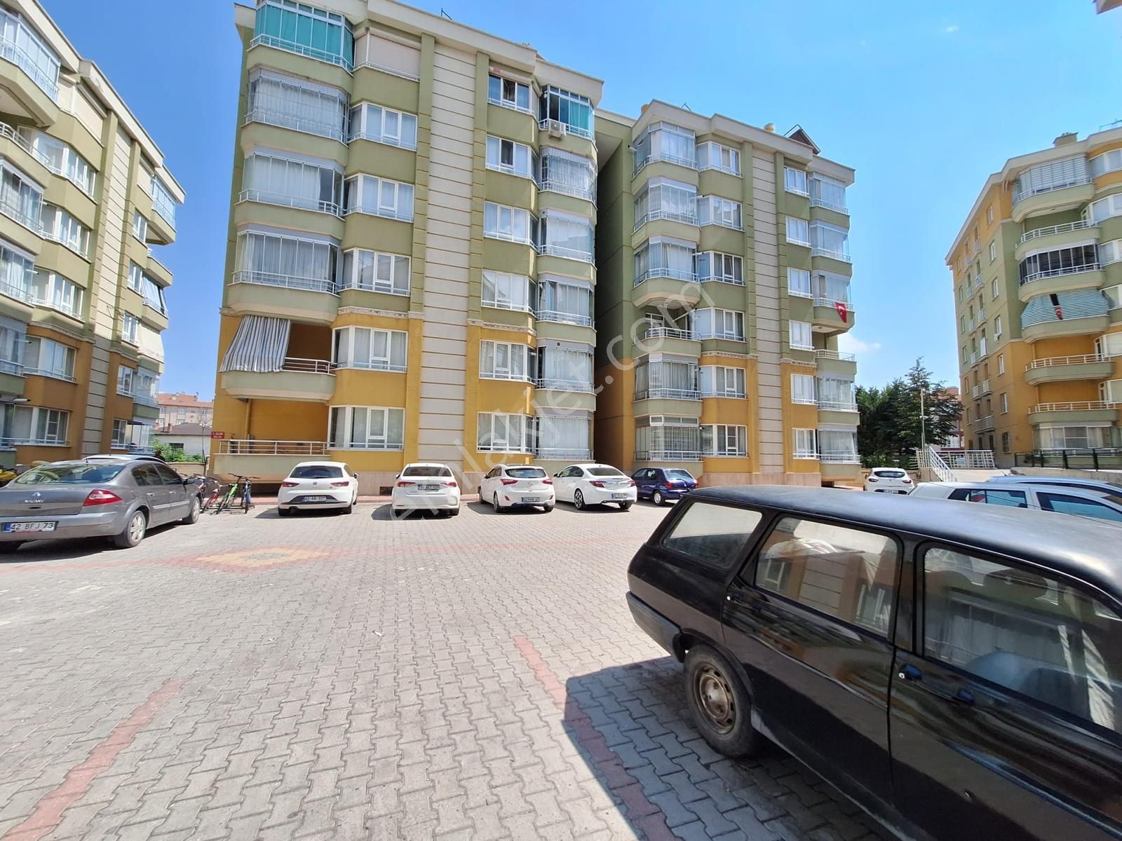 Sarıyakup Mh De Aksite Konutlarında 3+1 165 M2 Arakat Fırsat Daire !