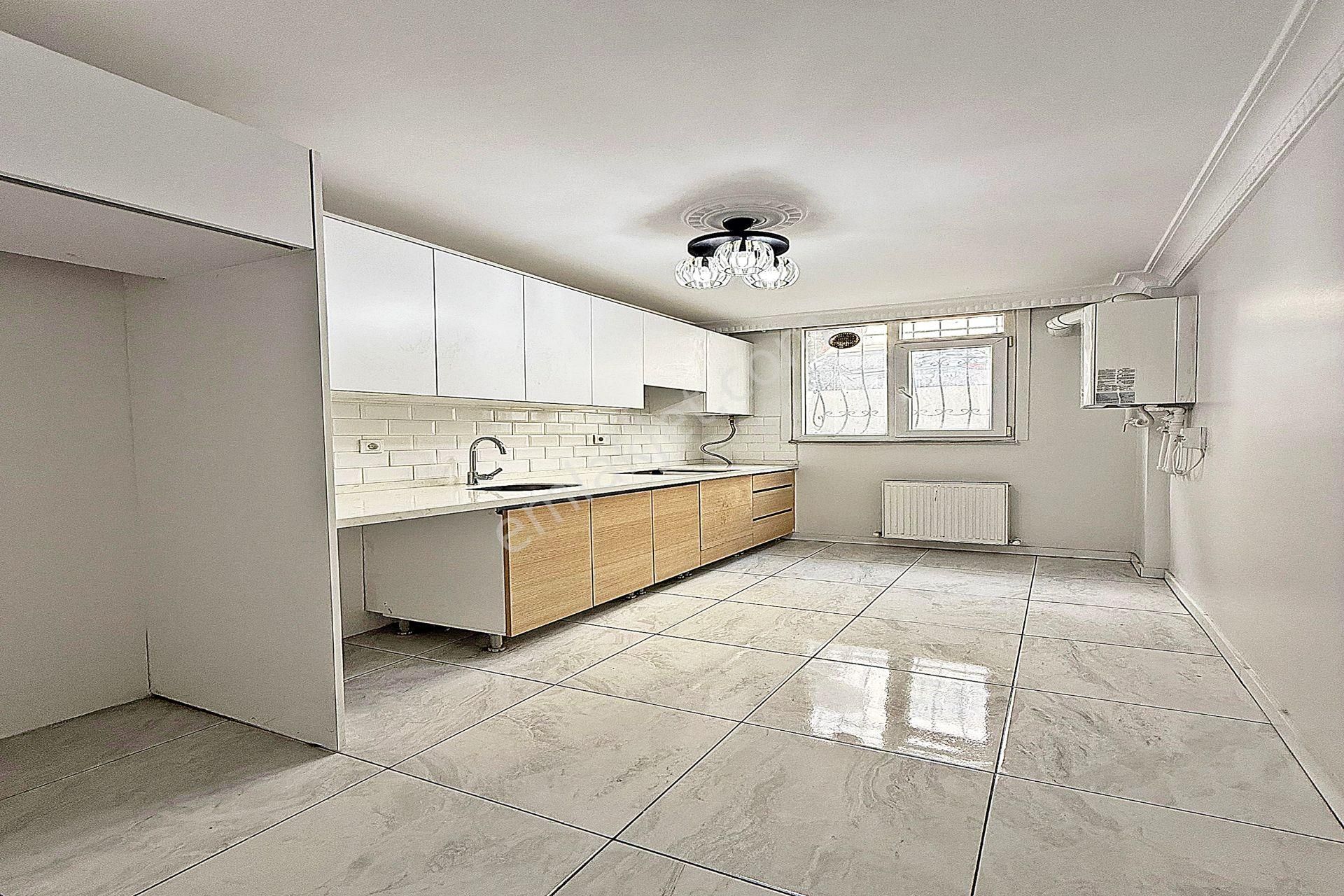 Bahçeşehir Lokasyonunda Lüx Tasarımlı Satılık 2+1 Daire