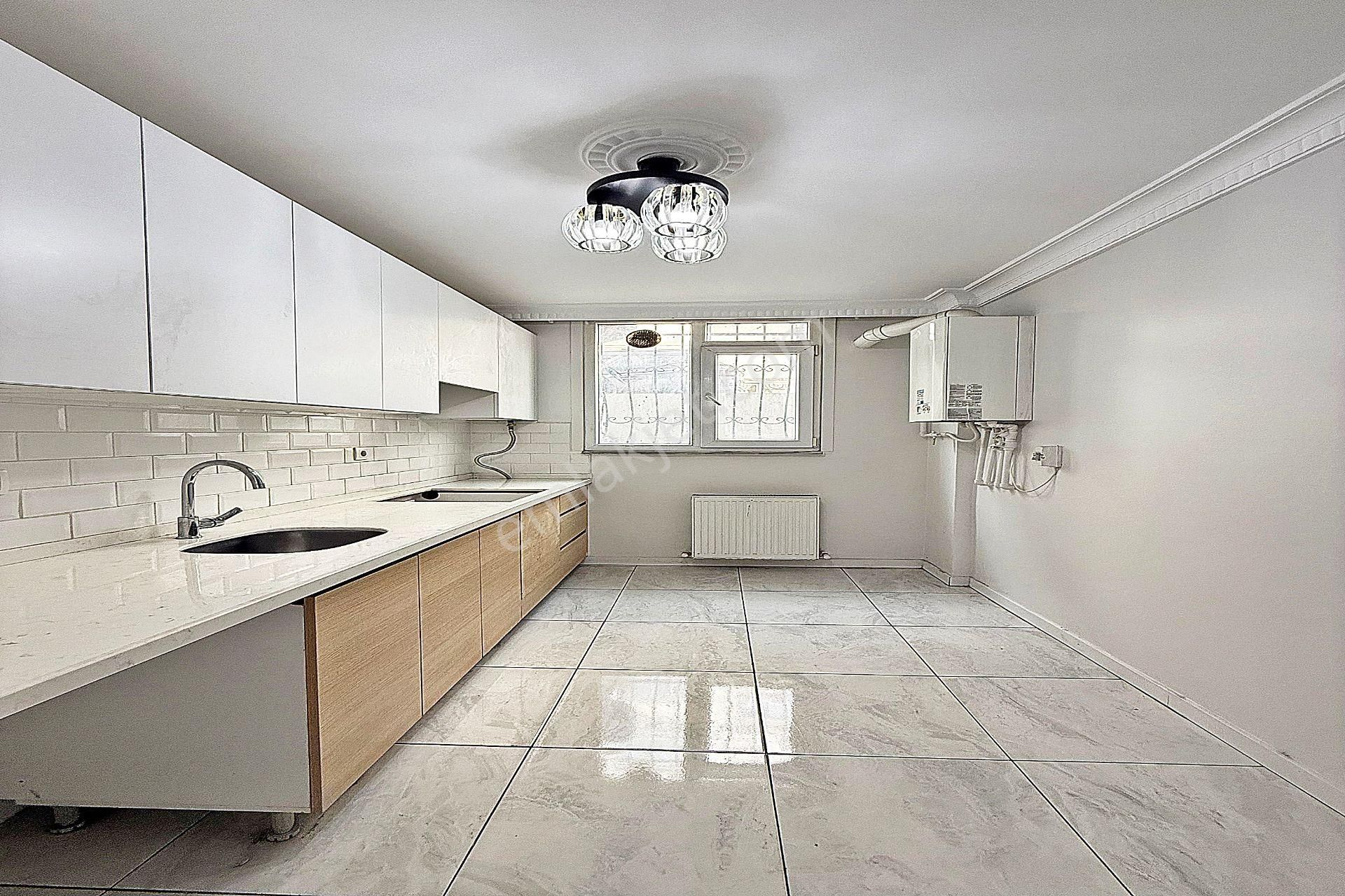 Bahçeşehir Lokasyonunda Lüx Tasarımlı Satılık 2+1 Daire