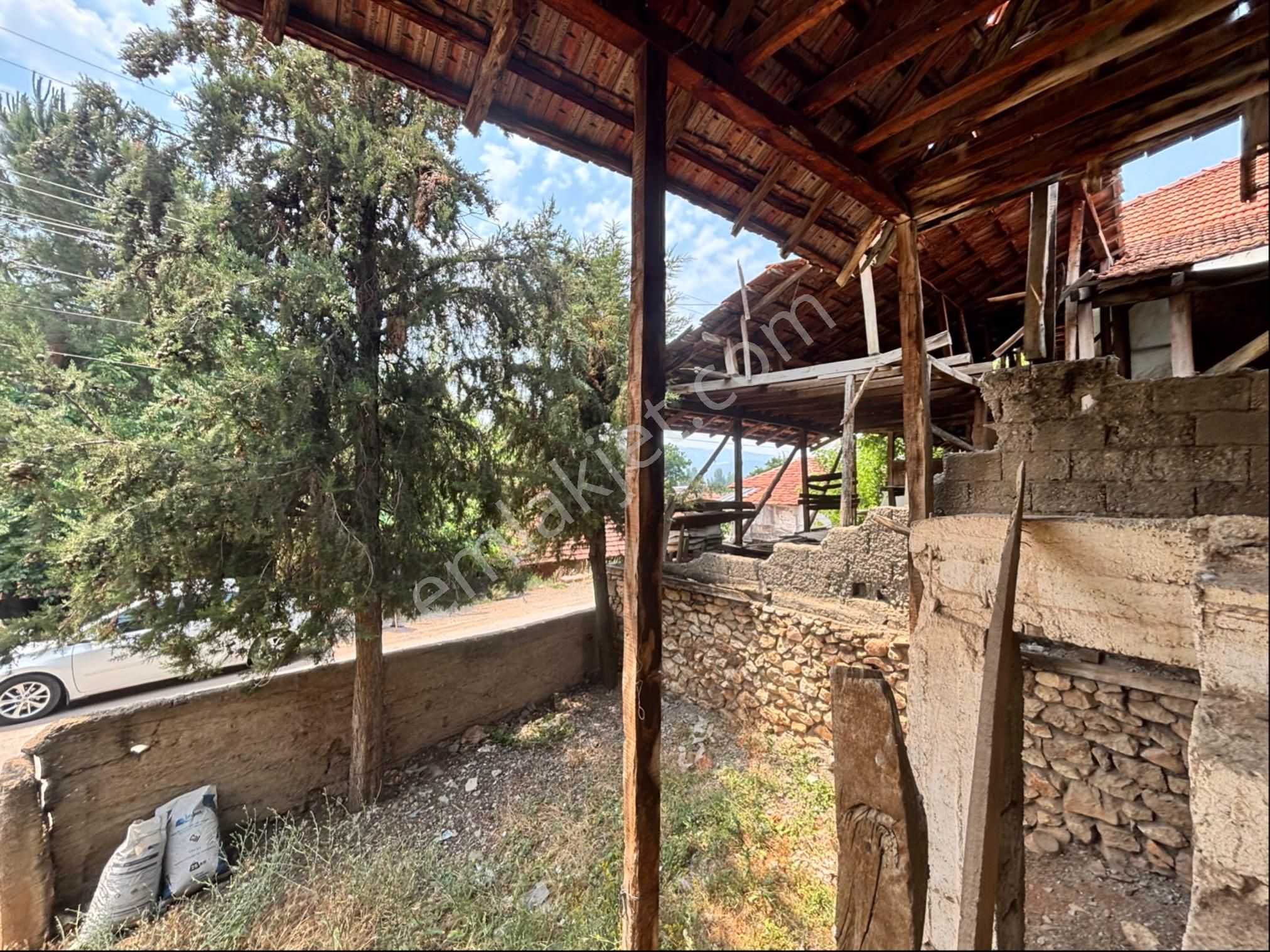Yayla Bekçilerde İçerisinde Eski Ev Olan Satılık Tek Tapu Parsel Köy Merkezinde - Görsel 8
