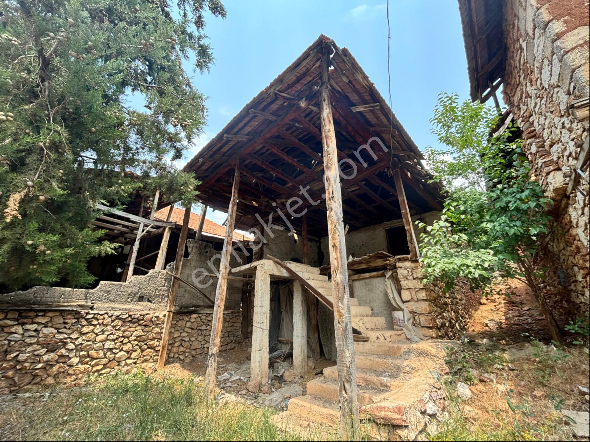 Yayla Bekçilerde İçerisinde Eski Ev Olan Satılık Tek Tapu Parsel Köy Merkezinde - Görsel 4
