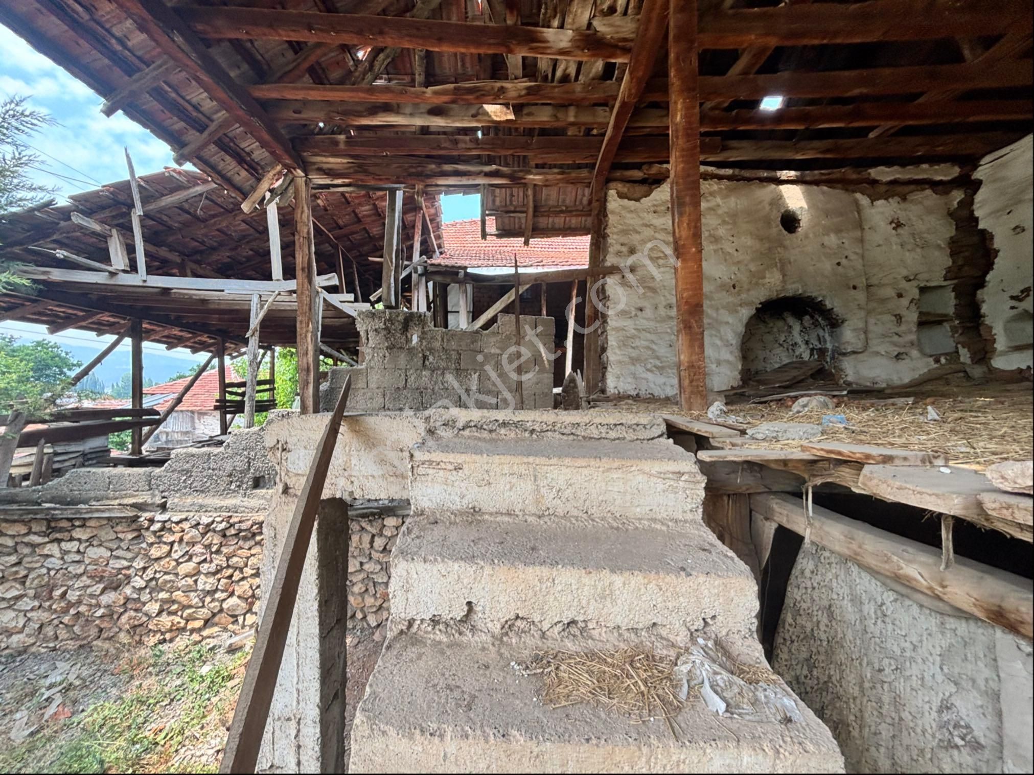 Yayla Bekçilerde İçerisinde Eski Ev Olan Satılık Tek Tapu Parsel Köy Merkezinde - Görsel 9
