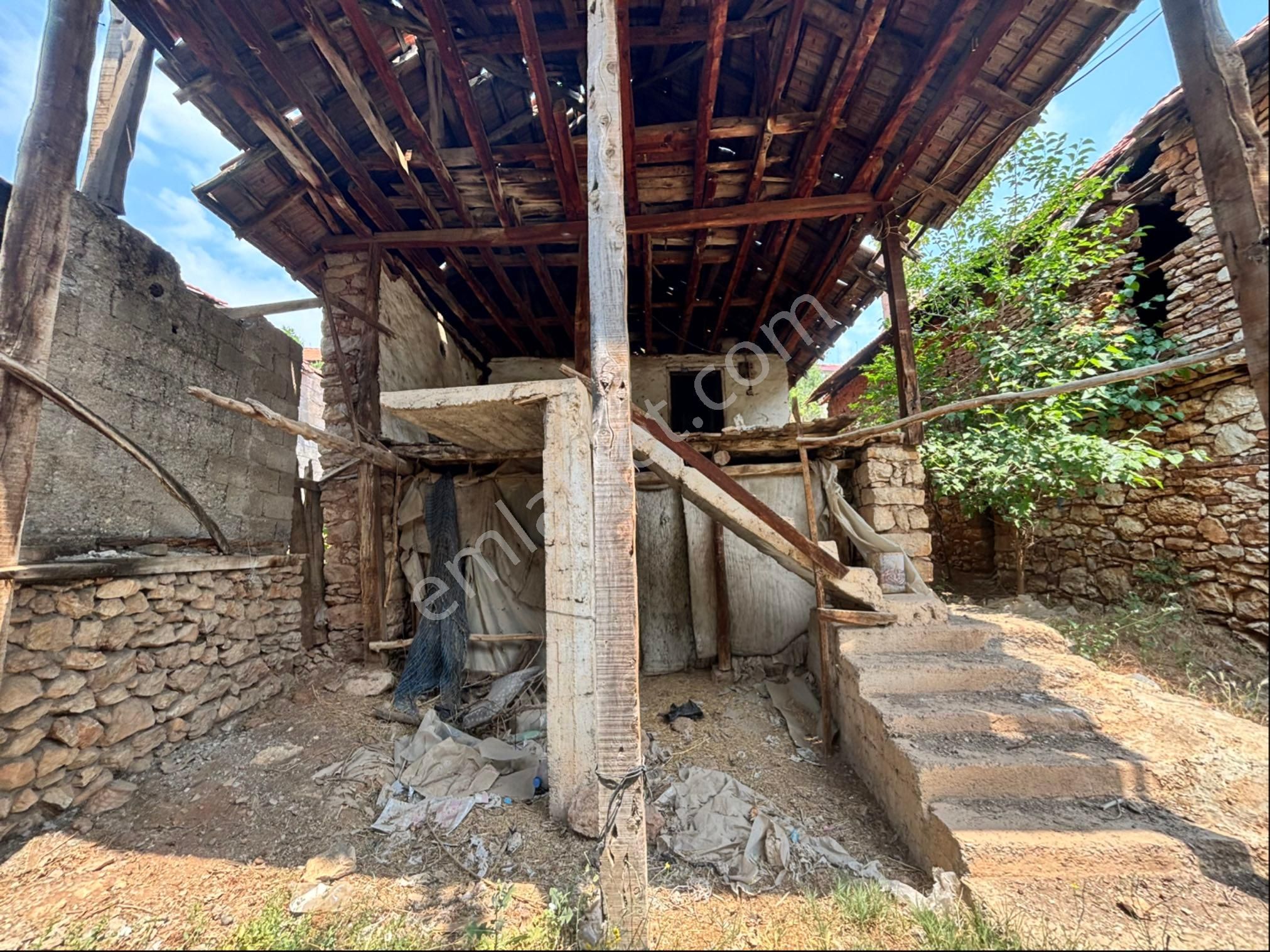 Yayla Bekçilerde İçerisinde Eski Ev Olan Satılık Tek Tapu Parsel Köy Merkezinde - Görsel 2