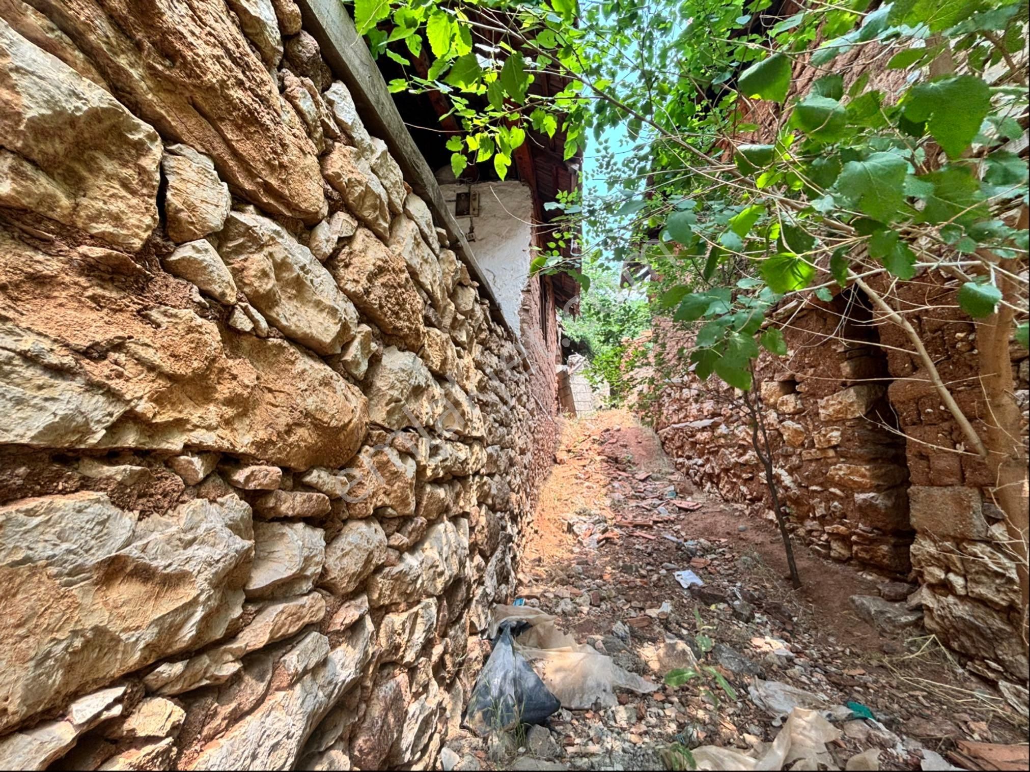 Yayla Bekçilerde İçerisinde Eski Ev Olan Satılık Tek Tapu Parsel Köy Merkezinde - Görsel 11