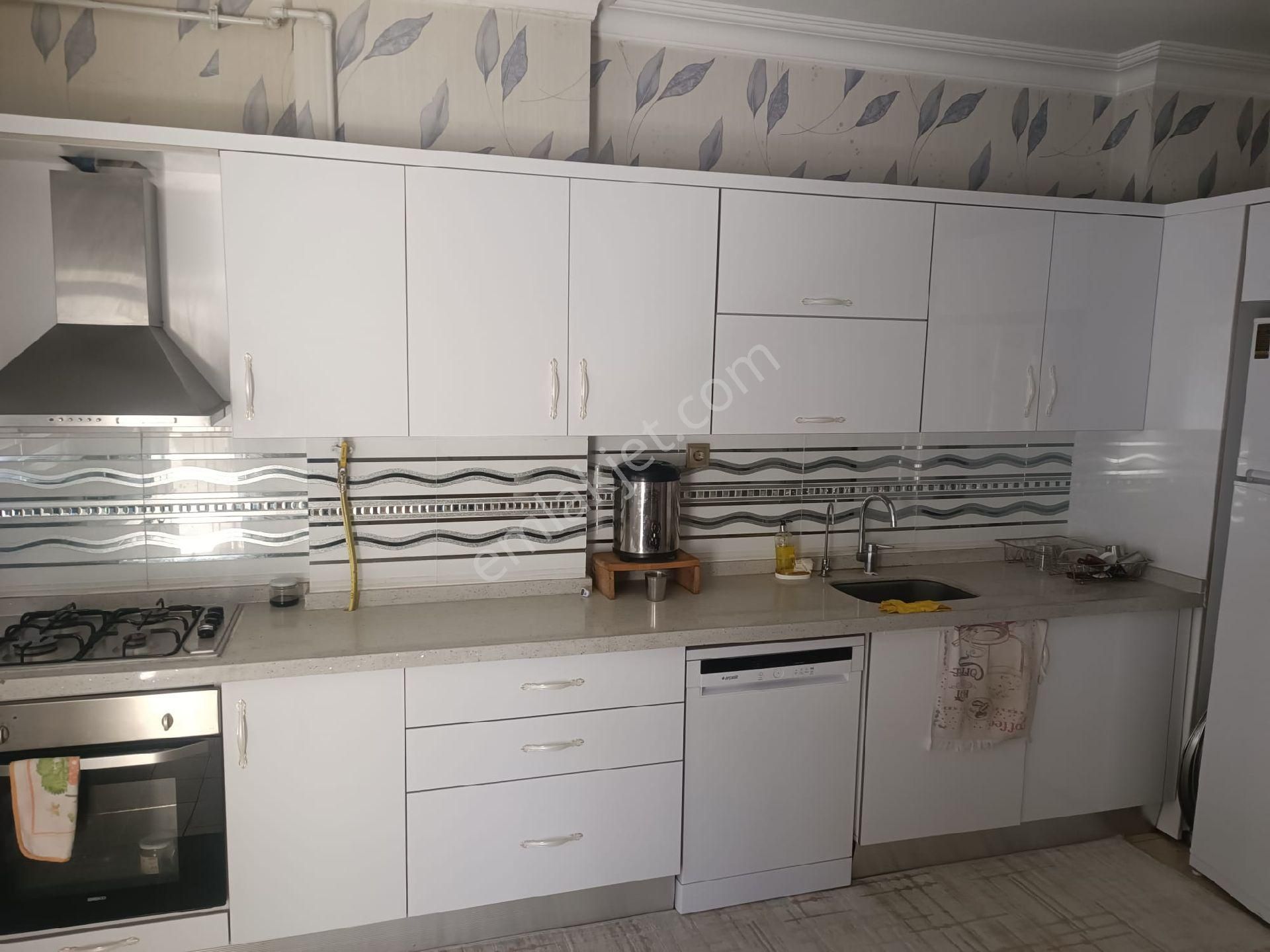 3 Kat Doğalgazlı Parkeli Asansörlü Arakat Osmanlı Hamamı Merkezi Konumda Ful Bakımlı