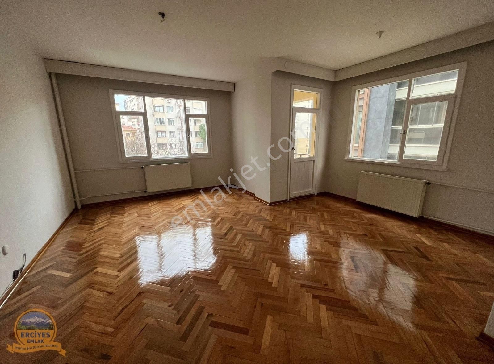 Erciyesden Kozyatağında Asansörlü Otoparklı Balkonlu 3+1