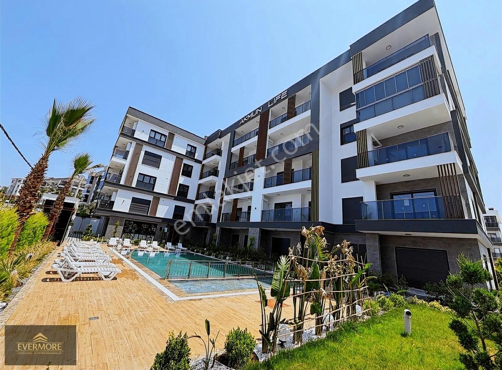 Kusadası'nda Havuzlu Sitede Doğalgazlı Satılık 1+1 Lüks Daire