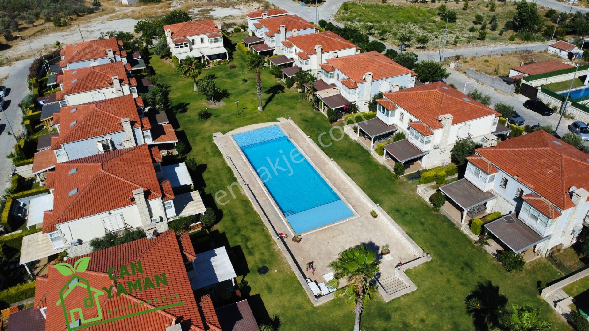 Alaçatı'da Havuzlu Site İçerisinde Yıllık Kiralık Eşyasız 3+1 Villa