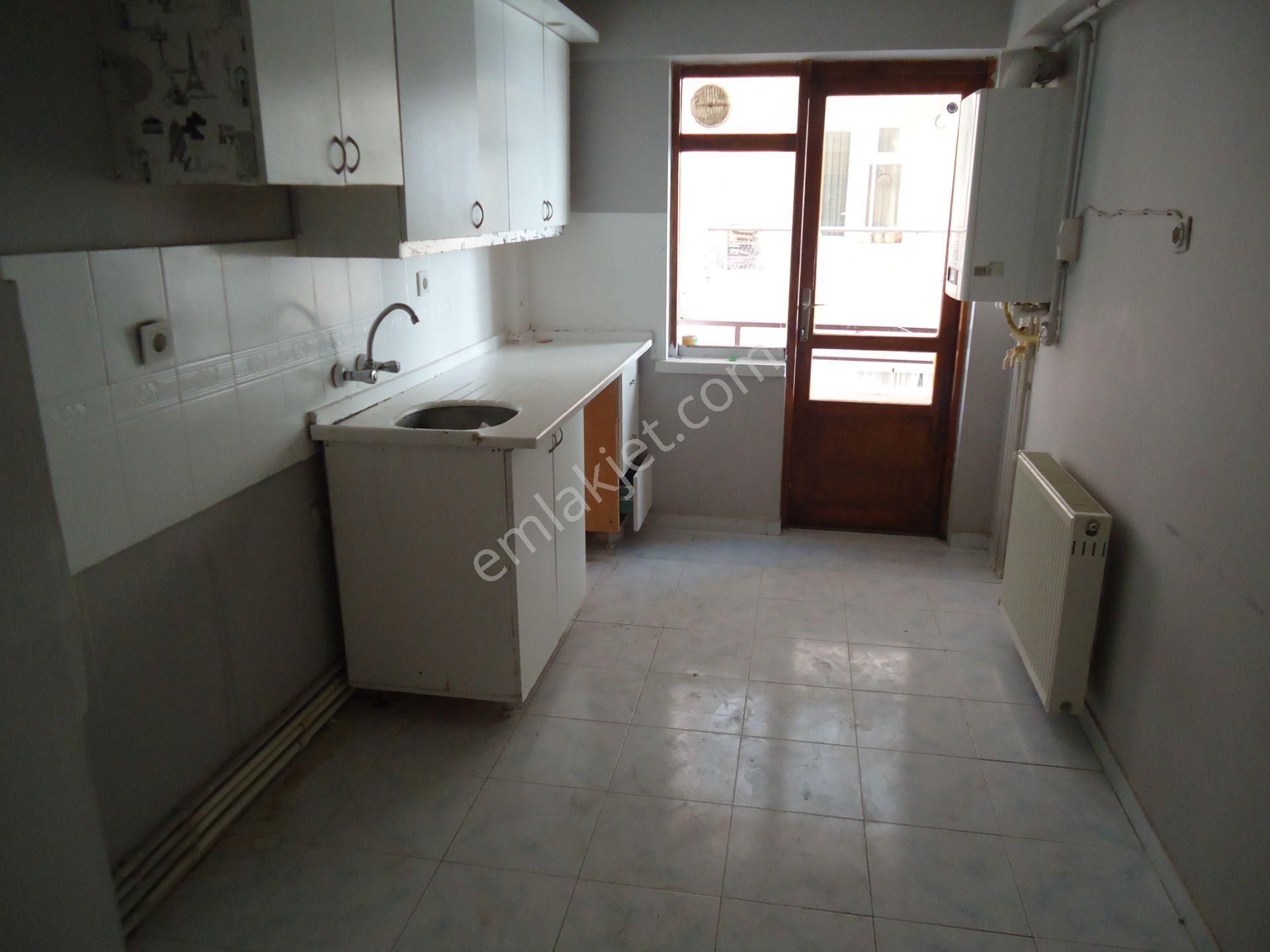 Krc'den Bahçeleriçi Mahallesinde Katta Kiralık 3+1 Daire