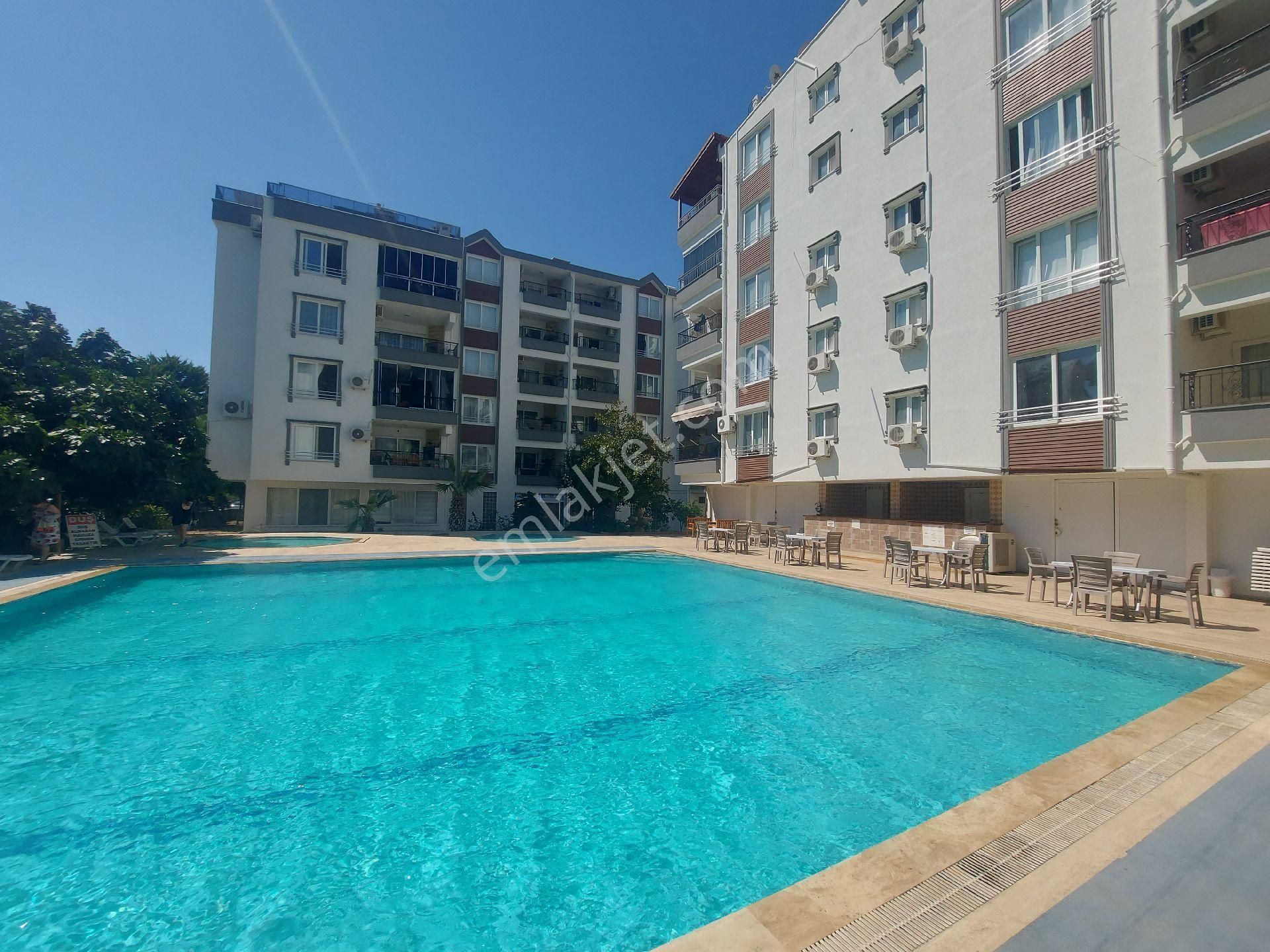Havuzlu Sitede Eşyalı Geniş Daire