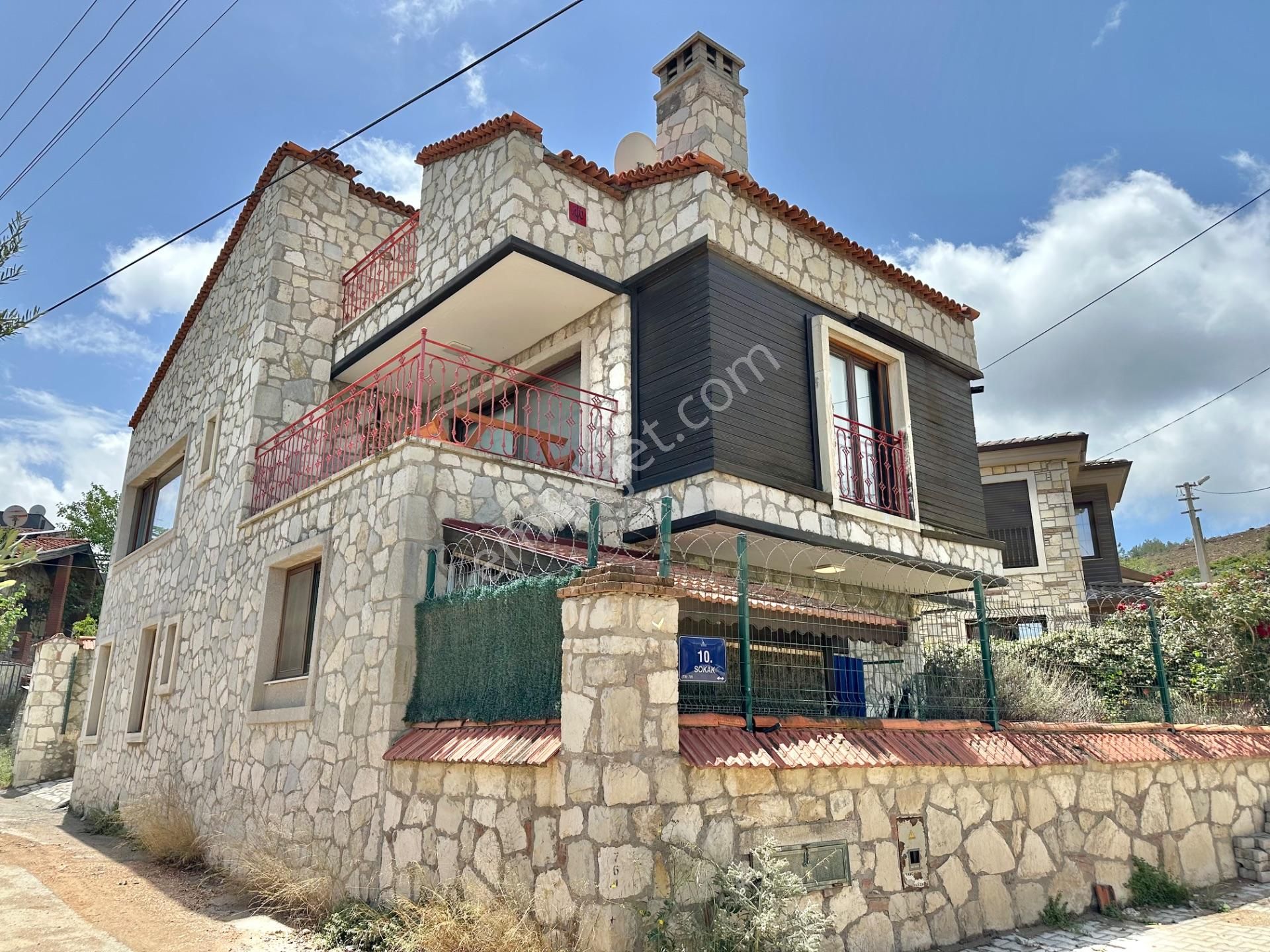 Urla Çeşmealtı'nda Deniz Manzaralı 3+2 Kiralık Eşyalı Villa