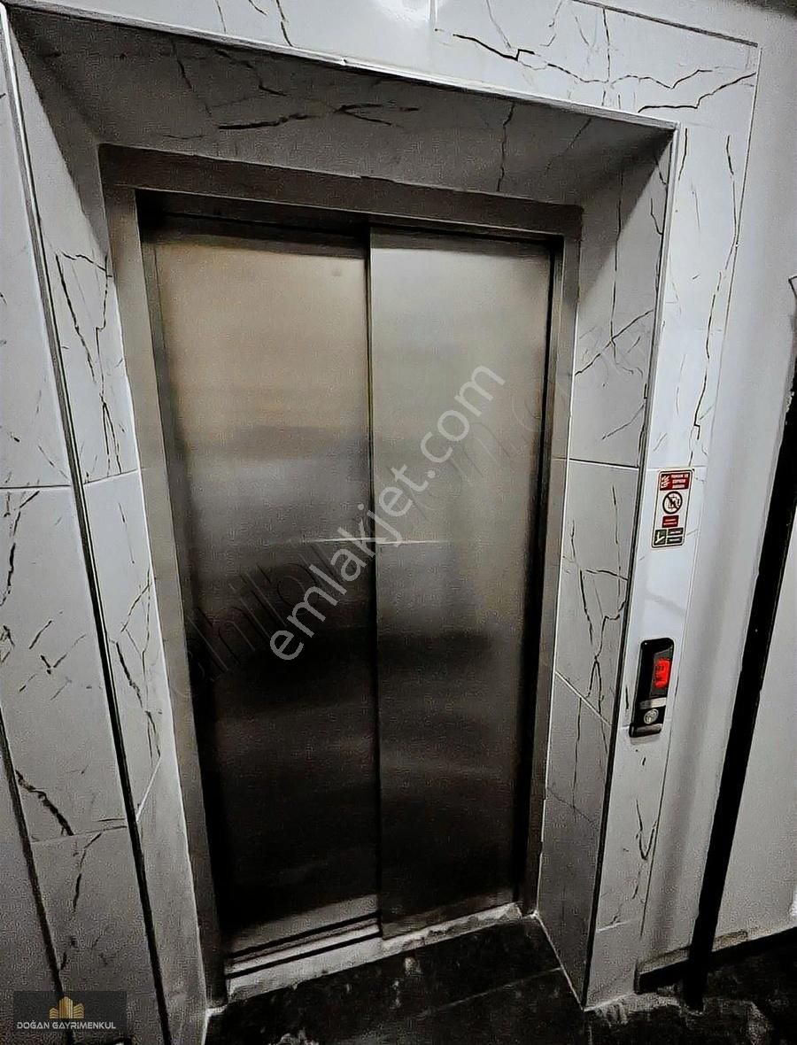 2+1 Arakat Asansörlü E 5 Yürüme Mesafesi Acil Satılık