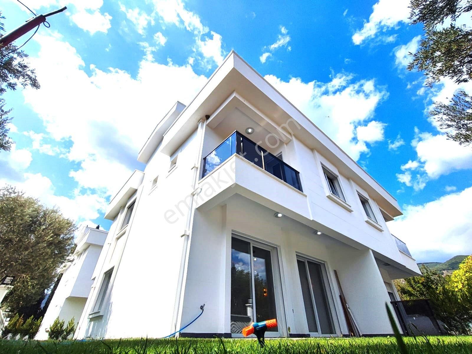 Güre'de Aygülden Sıfır Doğa İle İçiçe Ebeveyn Banyolu Çift Geniş Teraslı Ultra Lüks 5+1satılık Villa