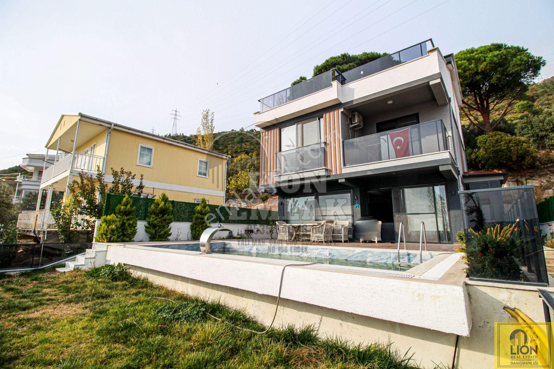 Lion Emlak'tan Ocaklar Mahallesinde Havuzlu,triplex Villa