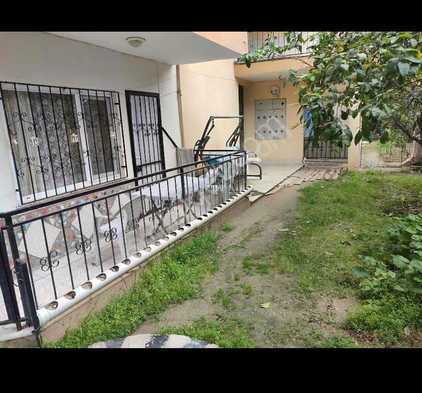 Kuşadası Merkezde Bahçeli Eşyalı 1+1 Satılık Daire