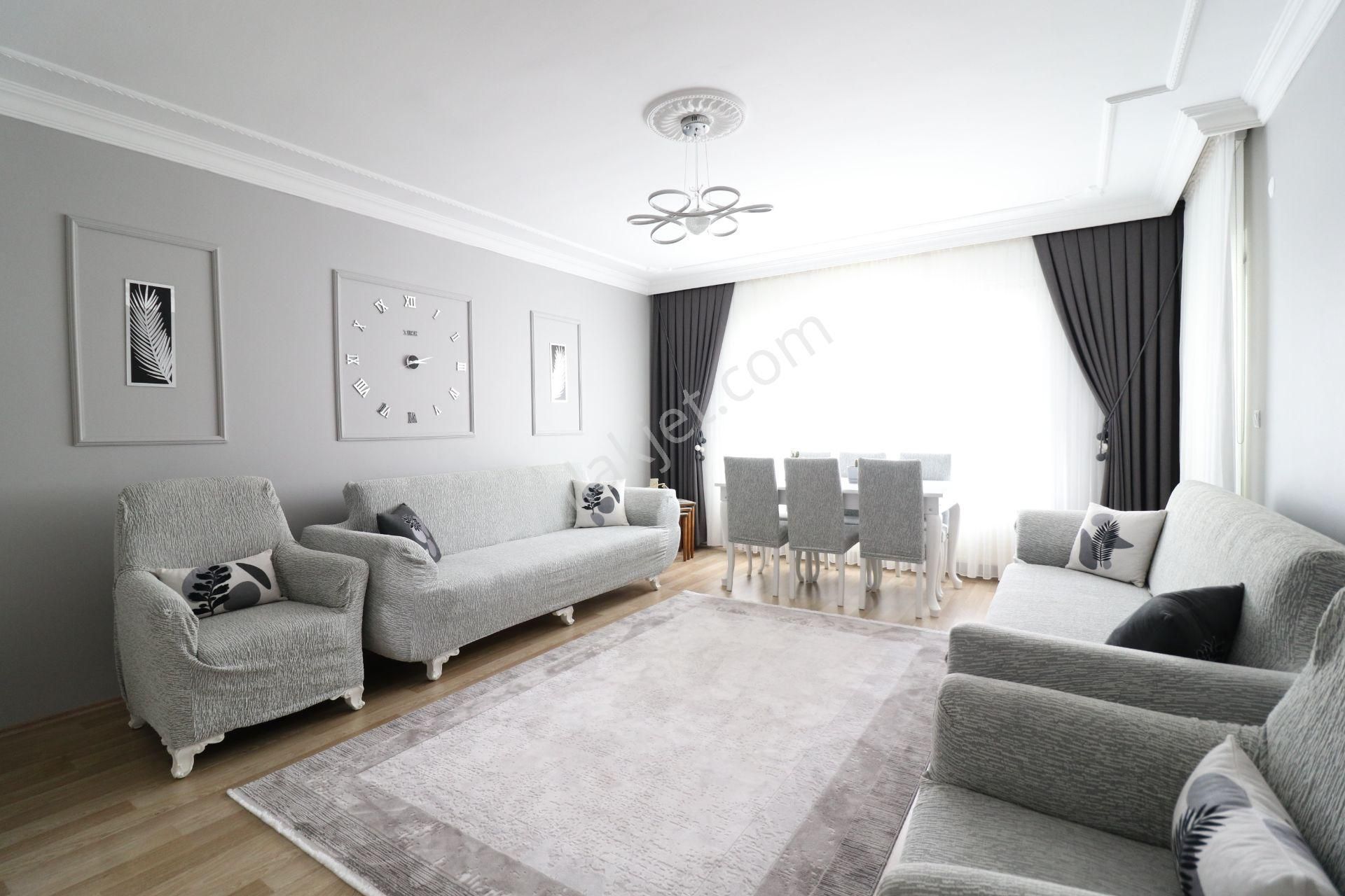 Emlax Gayrimenkul'den Saray Merkezde Asansörlü Teras Balkon 3+1