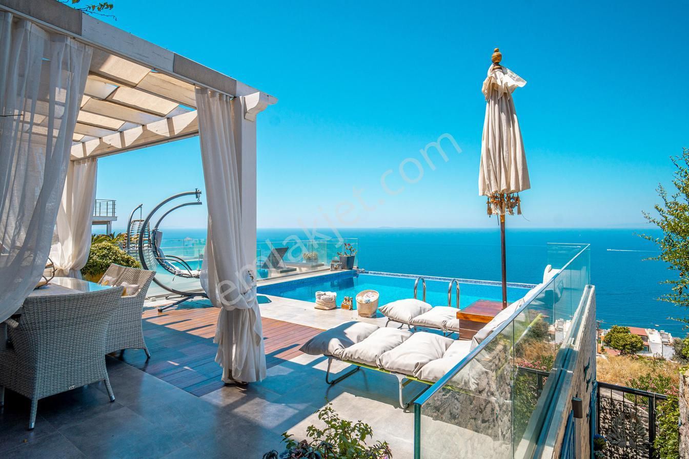 Bodrum Yalıkavakta Muhteşem Deniz Manzaralı 4+1 Havuzlu Villa