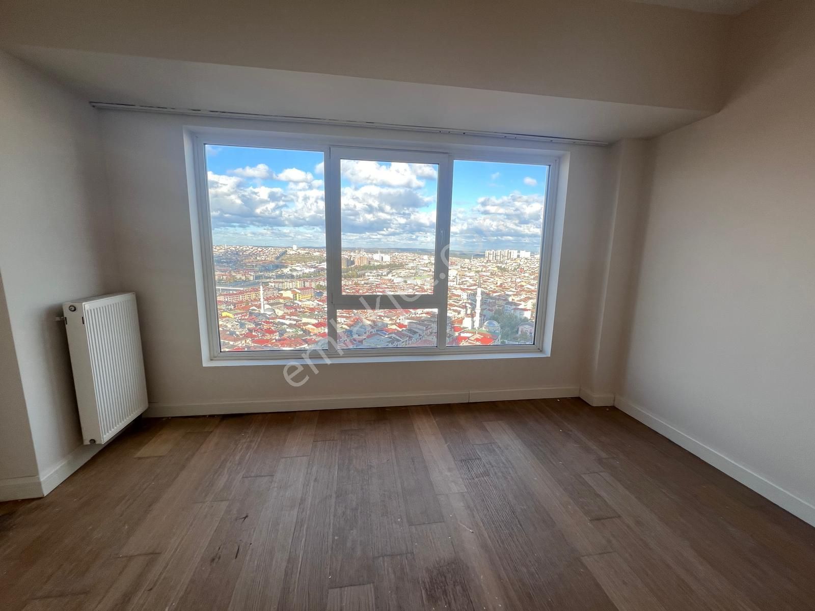 Kiptaş Venezia Mega Kiralık Boş Kare Salon Hemen Oturum 1+1 Daire