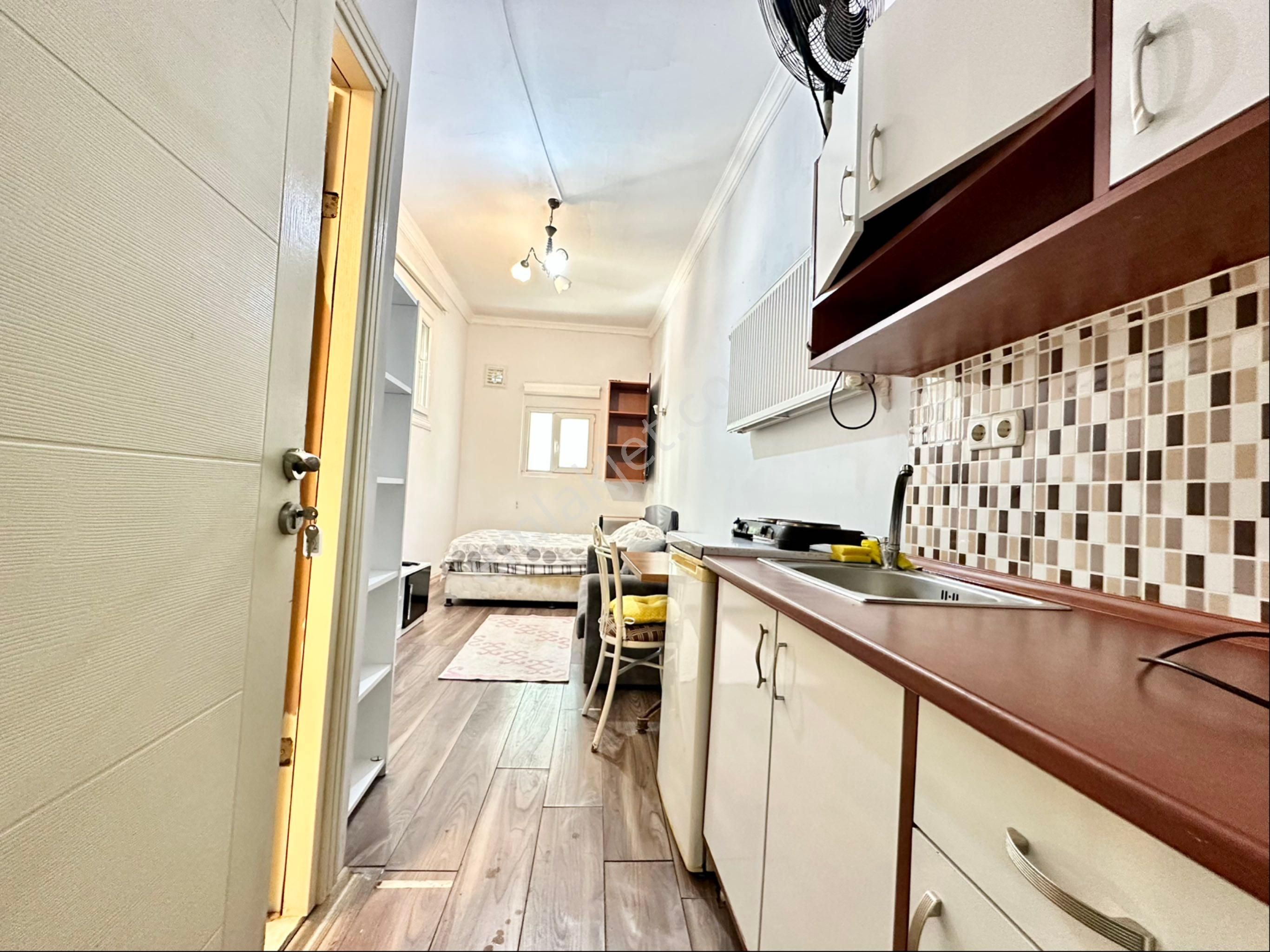Kadıköy Merkez'de Yüksek Tavanlı Kirâlık Eşyalı Fırsat 1+0 Daire