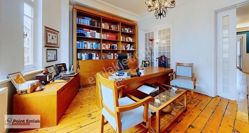 Şişli'de Tarihi Binada Renove Edilmiş Geniş Aydınlık Daire!