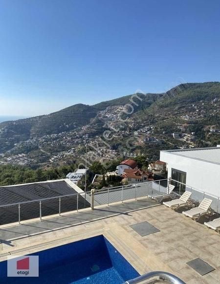 Deniz Ve Şehir Manzaralı Havuzlu Lüks Villa