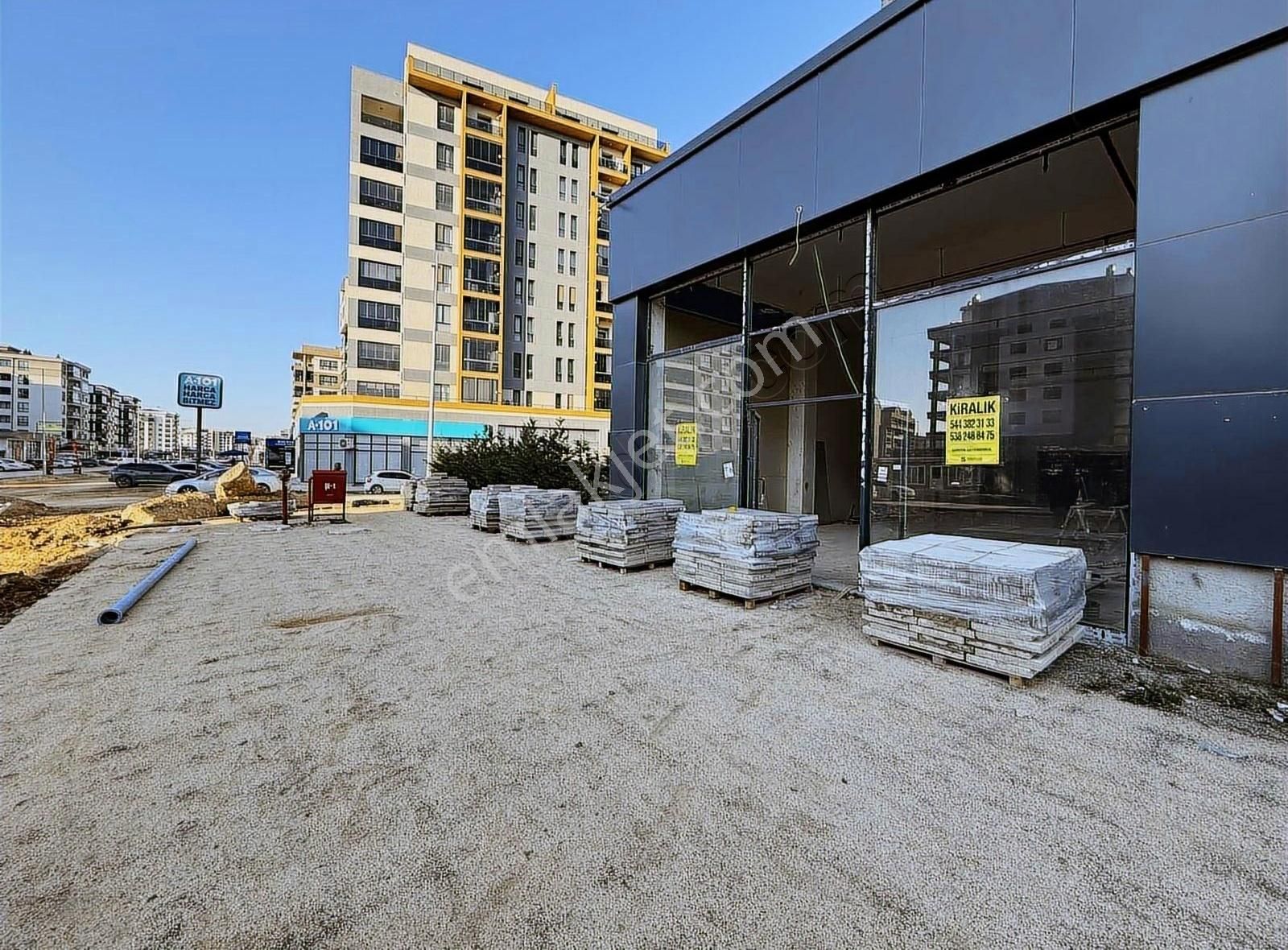 Naim Süleymanoğlu Caddesinde Kiralık 255 M2 Geniş Ferah Dükkan