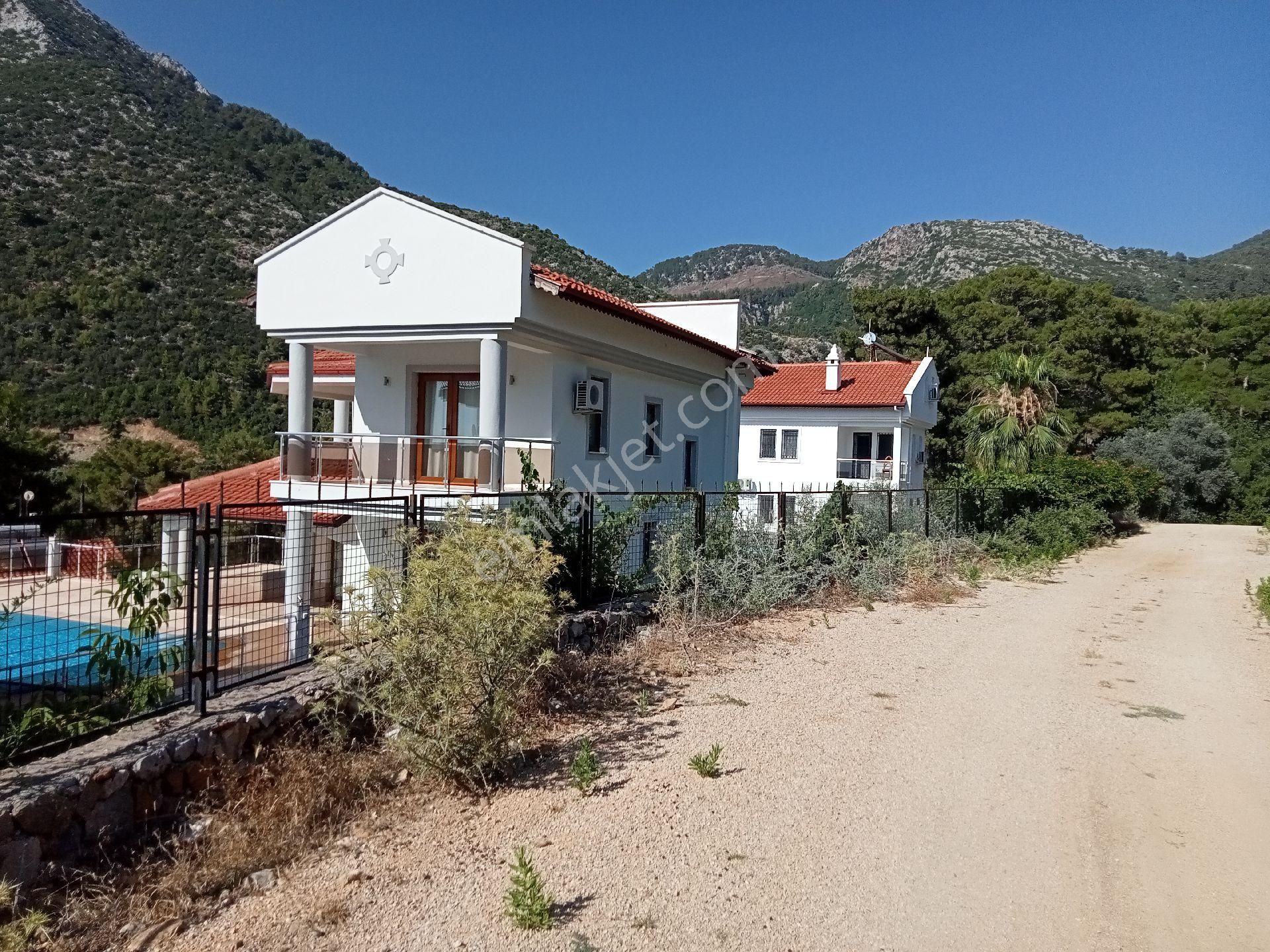 Falcon Dan Üzümlü De 863m² Fırsat Arsa