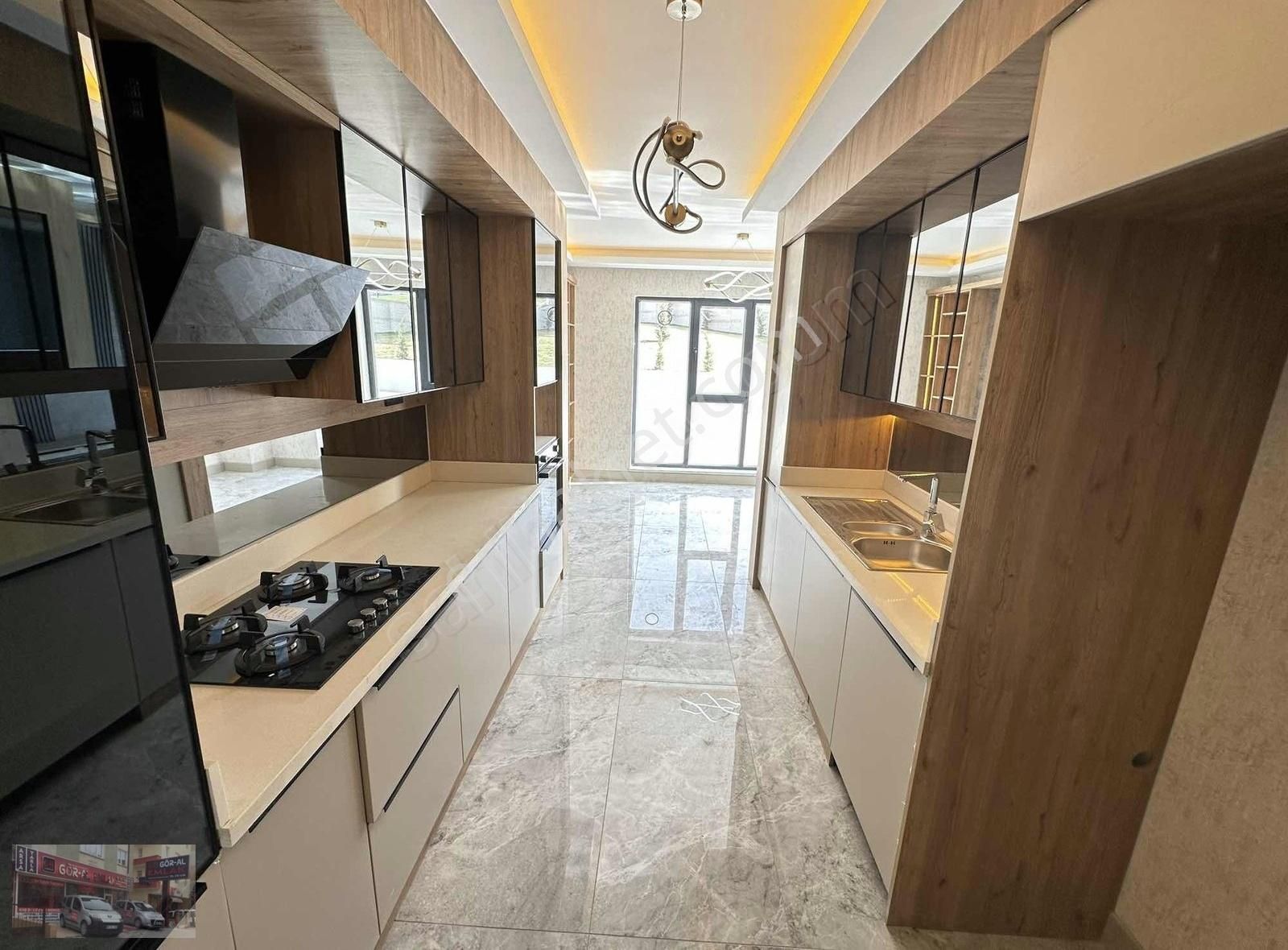 Susuzda Kapalı Otoparklı Sıfır 4+1