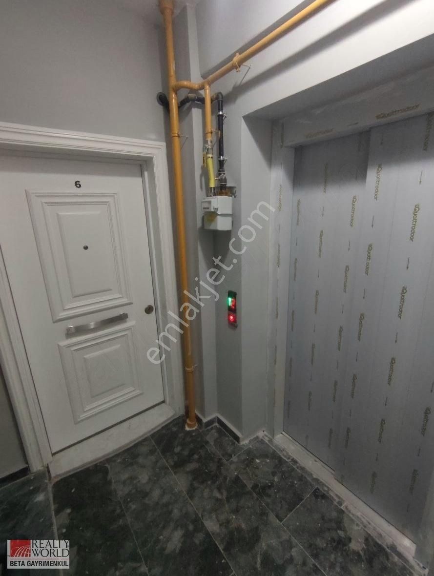 Mevlana Mh'de Cam Balkonları Takılı+ara Kat+95 M2 Kiralık 2+1