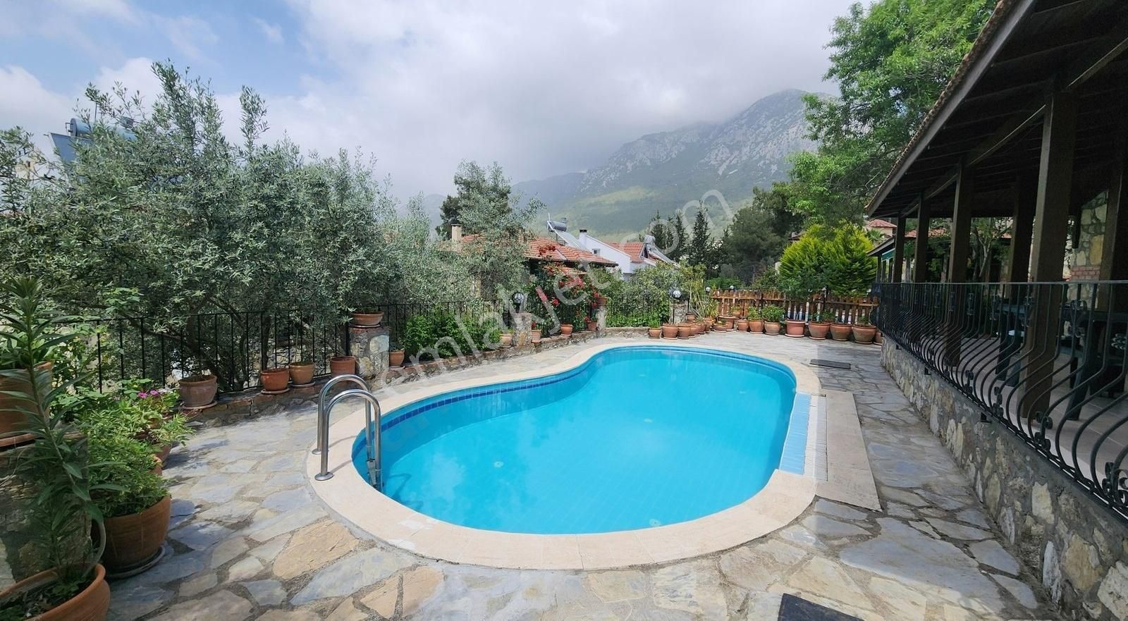 Üzümlü Merkezde, Nadir Rustik Satılık Villa