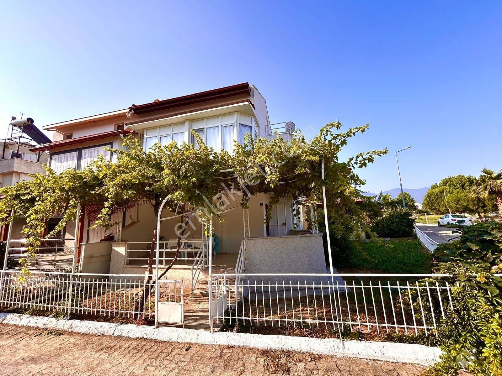 Kuşadası Sahilinde Daire Fiyatına 3+1 Bahçeli Yazlık